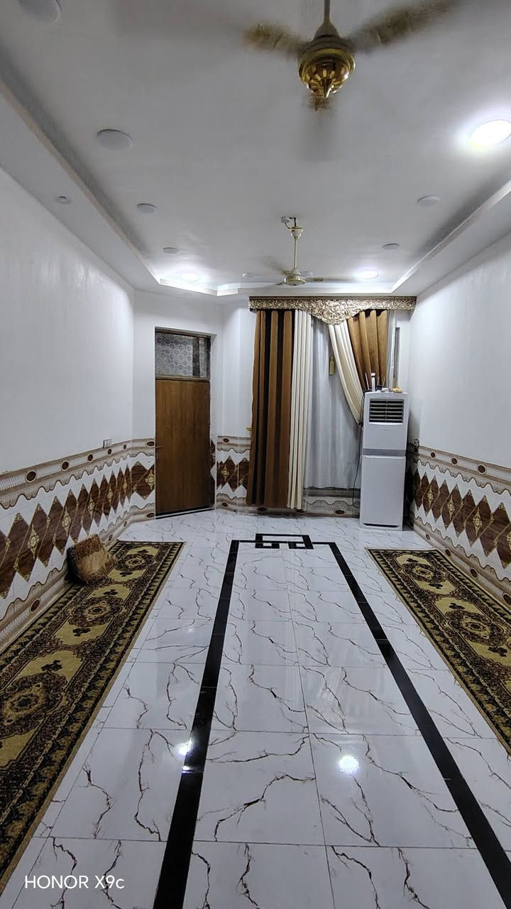 سلام عليكم ورحمة الله وبركاته منزل البيع موقع حي فرات طريق سنيه سياحي قرب سكه قطار لاستفسار *********** سند ٢٥ مساحه ٣٤٠ وحديقه ١٠٠  بنيان حديث مسلح كونكريت البيت جاهز يبعد عن شارع العام ٨٠ متر اربع غرف /وصاله/واستقبال/مطبخ حار وبارد/صحيات جوه وبره/مناور خارج البيت وداخل بيت /البيت بعده جديد
