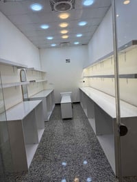 ديكور محل احذيه وحقائب نسائيه للبيع مستعجل على بيعته نوعيته الخشب HDF ...