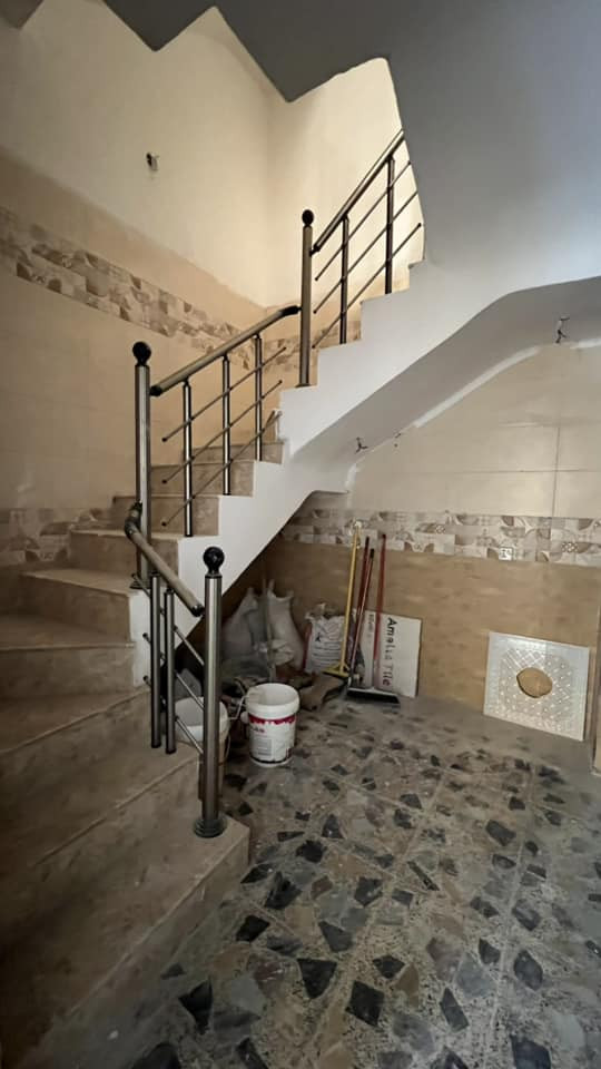 بيت 50م ثلاث طوابق من المالك بدون دلاليه المربع الرئاسي مقابيل السده خلف كليه الفارابي  غرفتين واستقبال ومطبخ وخدمات 2ايجاره 500 للاستفسار ***********
