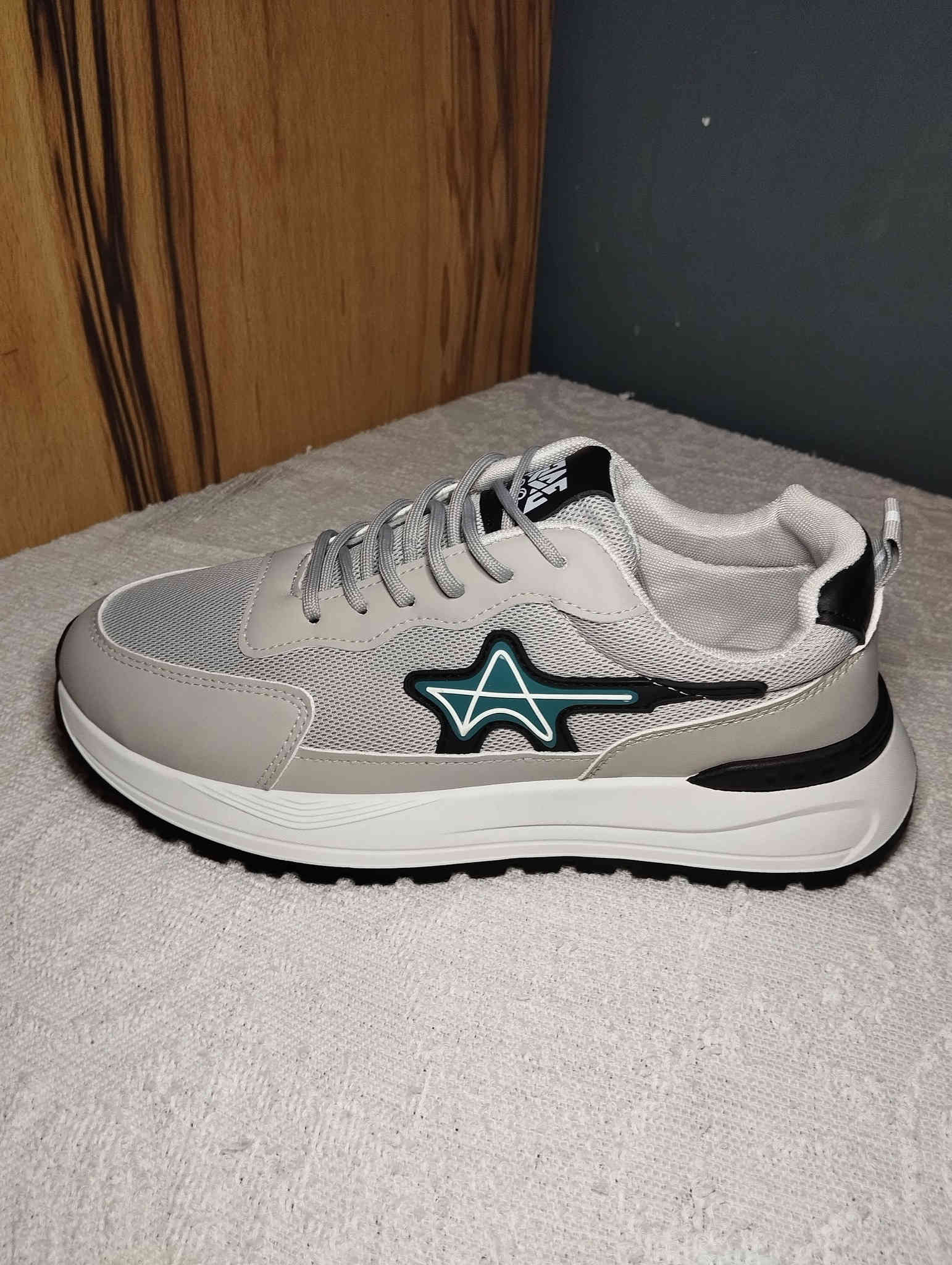 السلام عليكم ورحمه الله وبركاته 50 قطعه احذيه جديد مو باله ابيعهن شلعه وحده القطعه على 7 الف والقياسات من 40 لل 45 مستعجل على البيعه للتواصل ***********
