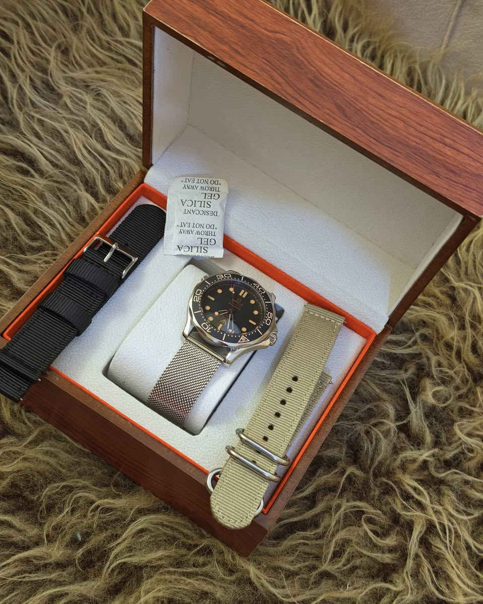 يا الله
ساعة من طراز أوميغا سيماستر دايفر 300 متر إصدار جيمس بوند 007 (Omega Seamaster Diver 300M 007 Edition)، وتتميز بحجم هيكل 42 مم ومينا عتيق مع علامات مضيئة وسوار شبكي من المعدن.الهيكل: مصنوع من التيتانيوم خفيف الوزنالحركة: أوتوماتيكية متطورة (Co-Axial Master Chronometer)الملحقات: تظهر مع سوار ميلانيزي وسوار قماشي إضافي في الصندوق
***********
