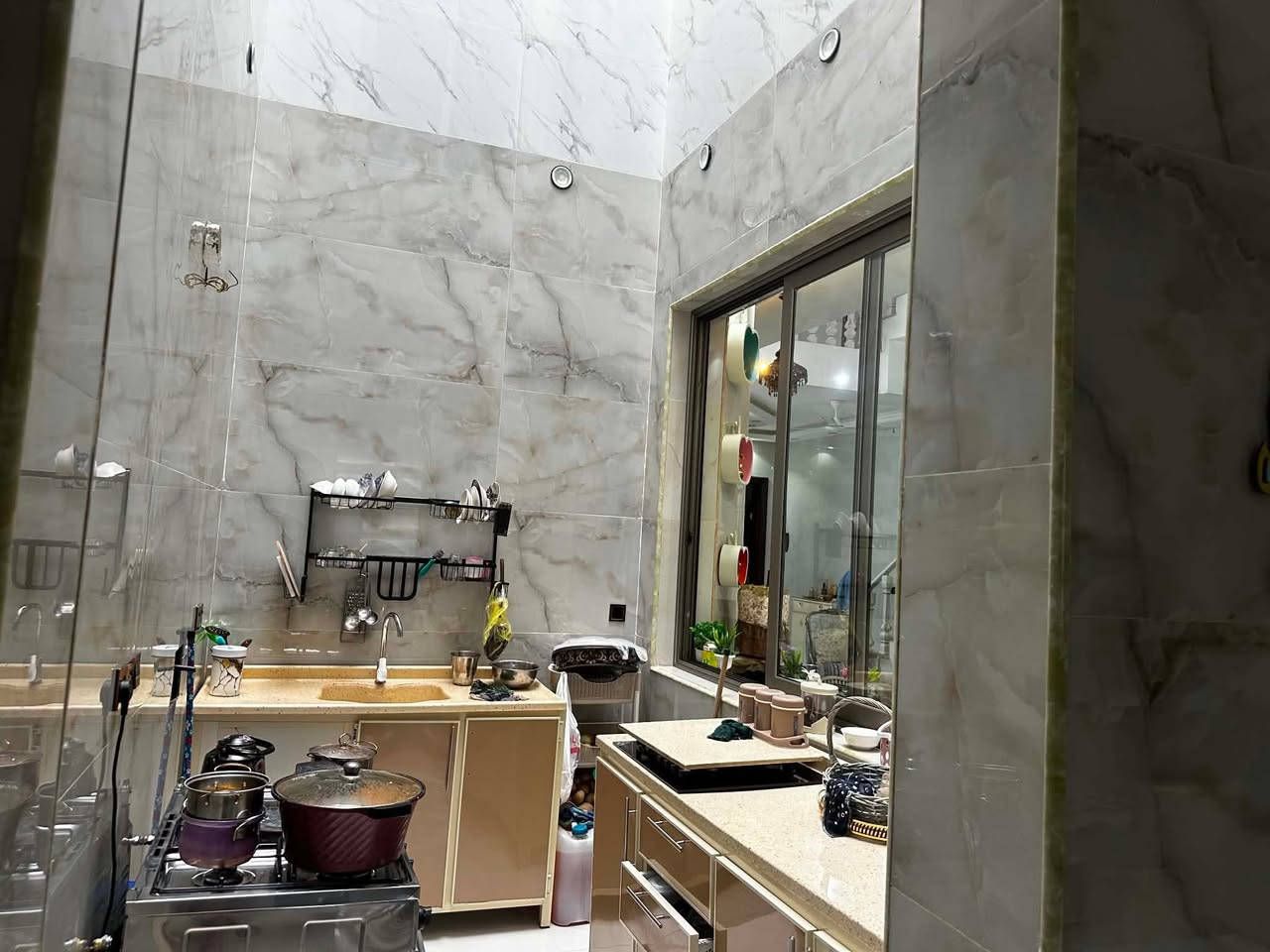 عندي بيت 240 م مربع الواجهة 8 النزال 30 بالبنوك 
البناء 3 طوابق مجموع الغرف 8 طابو صرف بناء 2026 
السعر مليار ونص وبي مجال  🛑 الرقم واتساب فقط 

***********
