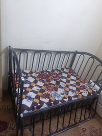 تخت اطفال حديد للبيع  مع دوشك ينيم لحد 6 سنين ما بي عيب سعره 30 بي مجا...