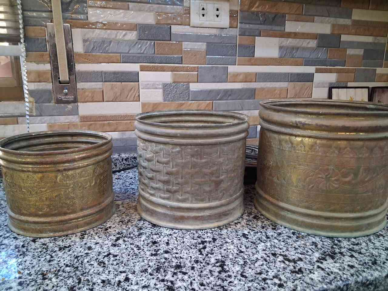 ثلاث جاوير نحاس أحمر أصلي ✨
قطع ديكورية مميزة تصلح للديكورات الداخلية والخارجية، شبابيك المنازل والشرفات 🏡
أحجام كبيرة بقطر من 26 سم حتى 20 سم
شغل جميل ولمعة مميزة تضيف طابع تراثي وفخم 👌
السعر مناسب جداً مع توفر خدمة التوصيل 🚚


**إذا كنت صاحب هذا الإعلان وتريد حذفه لأي سبب، رجاءا أرسل رسالة إلى الدعم الفني**