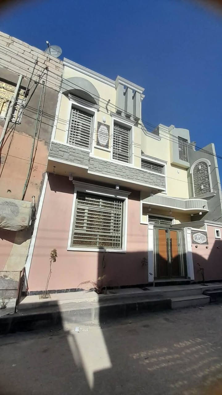 بيت للبيع الاسكان الصناعي النزله الثالثه المساحه  100متر يتكون من 4غرف واستقبال كبير ومطبخ وحمامات داخليه و خارجيه مطلوب ا مبادرة  50 مليون كافه الخدمات موجوده قرب مدرسه الحمزة بناء درجه اولى للاستفسار *********** أو ***********  واتساب
