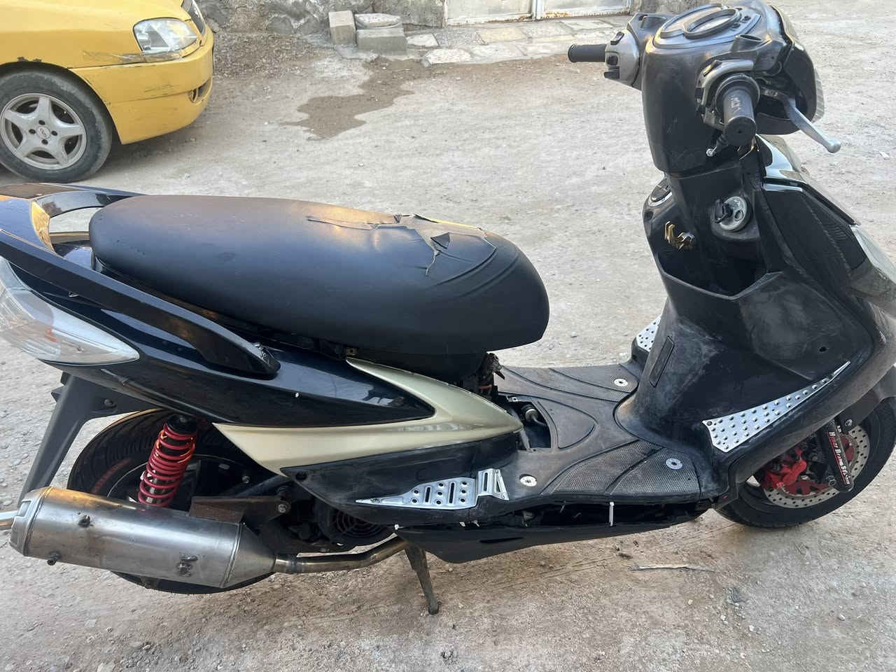 السلام عليكم سكنس فحل كابريتر
الدراجه مكينه (58) للبيع مكاني بغداد حي النصر ب(650) وبيهً مجال (***********)
