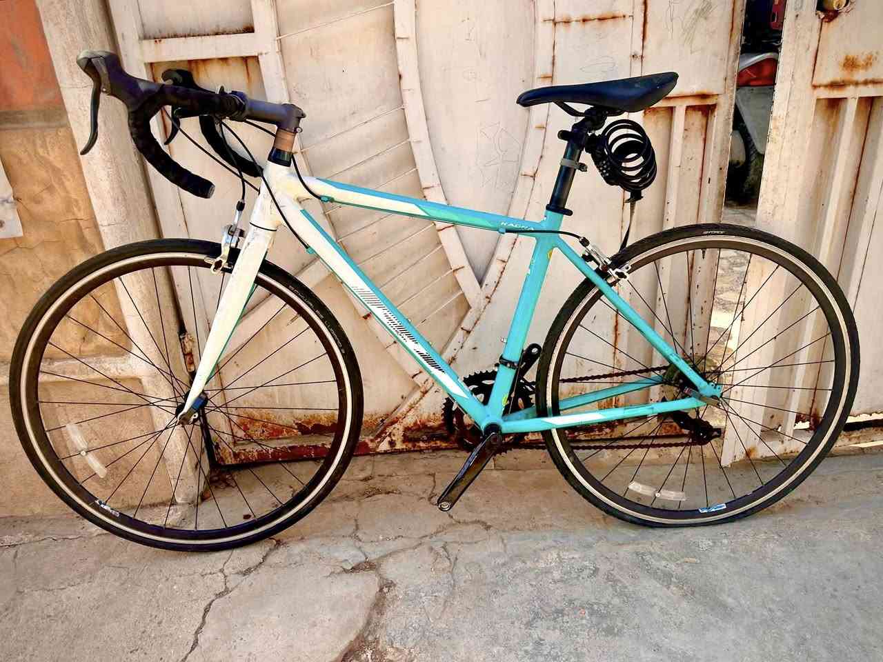 KAGRA R1 🇯🇵
دراجة الطريق (Road bike) ماركة كاجرا اليابانيه
 مال حاويه بعدها بلاديه مملعوب بيها نهائياً على وضع الاستيراد

معدن الدراجة من المنيوم بالكامل
نسبه ضافتها 98‎%‎
ابعاد الفريم : حجم 28 / قياس 51 M
وزن الدراجة بالكامل : 9 كلغم 

مجموعة الدراجة Shimano Tourney شيمانو تورني
عدد التروس : 2 / 7
ويالتها كمبليون فتح وشد سريع
اطارات الدراجة شوالبي 25/c700

السعر: 290 الف دينار عراقي فقط
العنوان: بغداد / الشعب / سوق شلال / قرب مركز شرطة شارع عدن
للاستفسار: ***********
