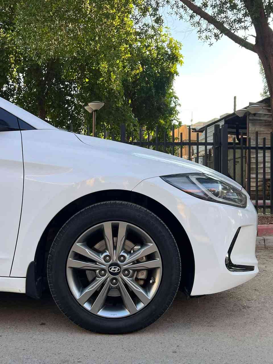 للبيع فقط النتر بيض موديل 2017 خليجي مكفول محرك 1600
عنوان نجف حي الامير 
 جديد على وضع الشركة نص فول تخم تايرات جديد باتري جديده  منظومه زنون لايت والبلاجكتور بسم شركه  *********** سعرها 140 ماشيه 100الف وقابله الى الزياده
