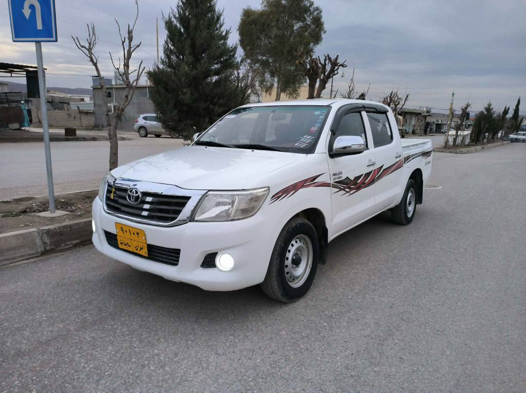 مەرزیە 2013 
سەیارەڪە بۆیاخی نیە
تەنها یەک بست ساردی هەیە
هیچی تری پێوە نیە " 
سەیارەکە یەک دەستە تەنها 117هەزار ڕۆشتووە 
هەر چوار تایەی تازەیە ،سەنەوی بەسەر چووە
سەیارەکە ماڵی دۆستە دینارێک مەسەرفی تێدا نیە
سەیارەکە توندو تۆڵە تەقەو ڕەقەی بەشەرەت
$سعر183
بەس دەفرۆشم
***********
*********** ديبيس, كركوك
