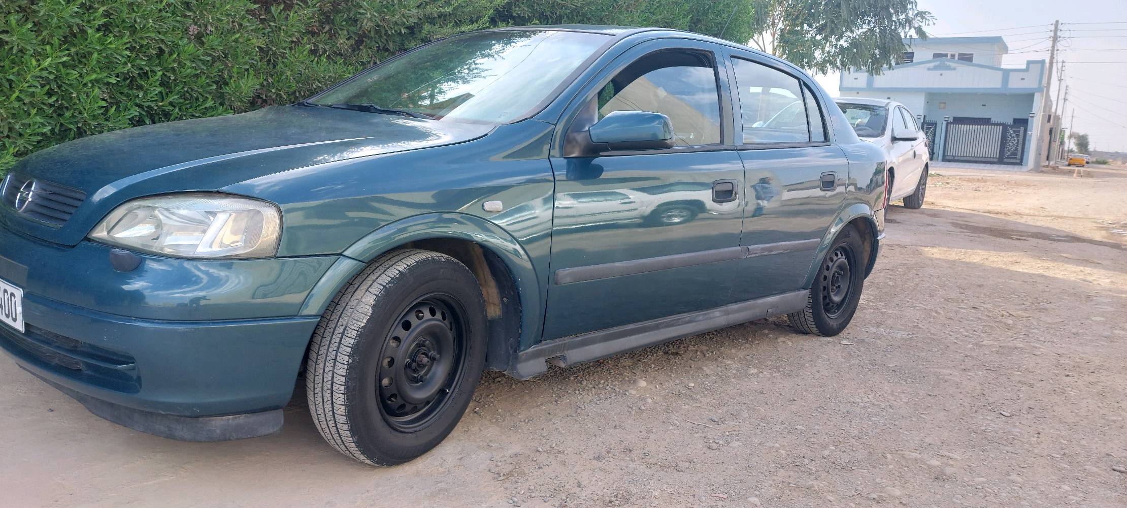 اوبل سترا ٢٠٠٢ باسمي مكفولة تبريد كير محرك دوشمه جديدة صدر ترايك وين متريد بيها طخة بسيطة بالجاملخ الخلفي شبر. زوج تاير ياباني سنويه ماساقطة مظروبه كلين عام ريدها ٥٣ وبيها مجال قليل