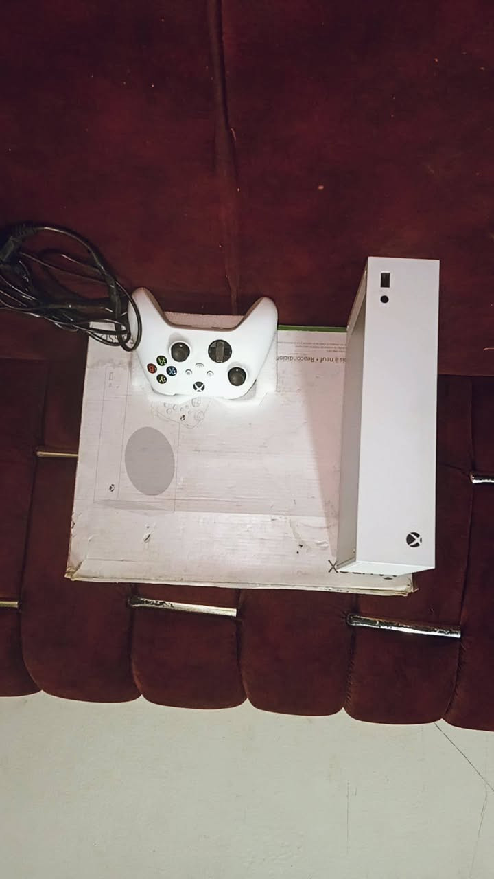 السلا عليكم اكس بوكس سريس اس 
اخر نصخه نزلت  ميه او عشرين افريم الذاكره  500 كيكه 

للبيع السعر 350او بي مجال للطيبين 
*********** بي واتساب الخاص مفتوح
