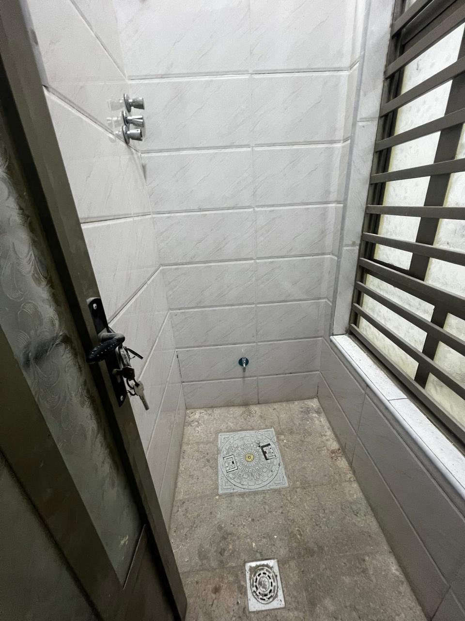 #مكتب_ابوسيف_للعقار_بيع_شراء_ايجار_تعقيب_هدم_تقييم
السلام عليكم 
يستمر مكتبنا بتوفير العروض الى زبائننا الكرام 

يعلن مكتبنا عن توفر مشتملات حديثة
المساحة (٦٠) متر 
الواجهة (٣) متر
النزال (٢٠) متر 
يحتوي على؛
الطابق الاول
كراج صغير واستقبال وحولي مطبخ وغرفة نوم وخدمات 
الطابق الثاني
 غرفتين نوم وخدمات وبيتونة كبيرة وسطحين
سعر المشتمل (١٧٣) مليون وبي مجال

العنوان /الشعب @@@ضباط الكويتي @@مقابل سوك المدينة@@@

للاستفسار زيارة مكتبنا الكائن في ألشعب شارع الاسواق المركزية مقابل جامعة الامام الكاظم  
او الاتصال على الأرقام التالية؛
***********
***********
او التواصل عبر البرامج التالية؛
ماسنجر واتساب
