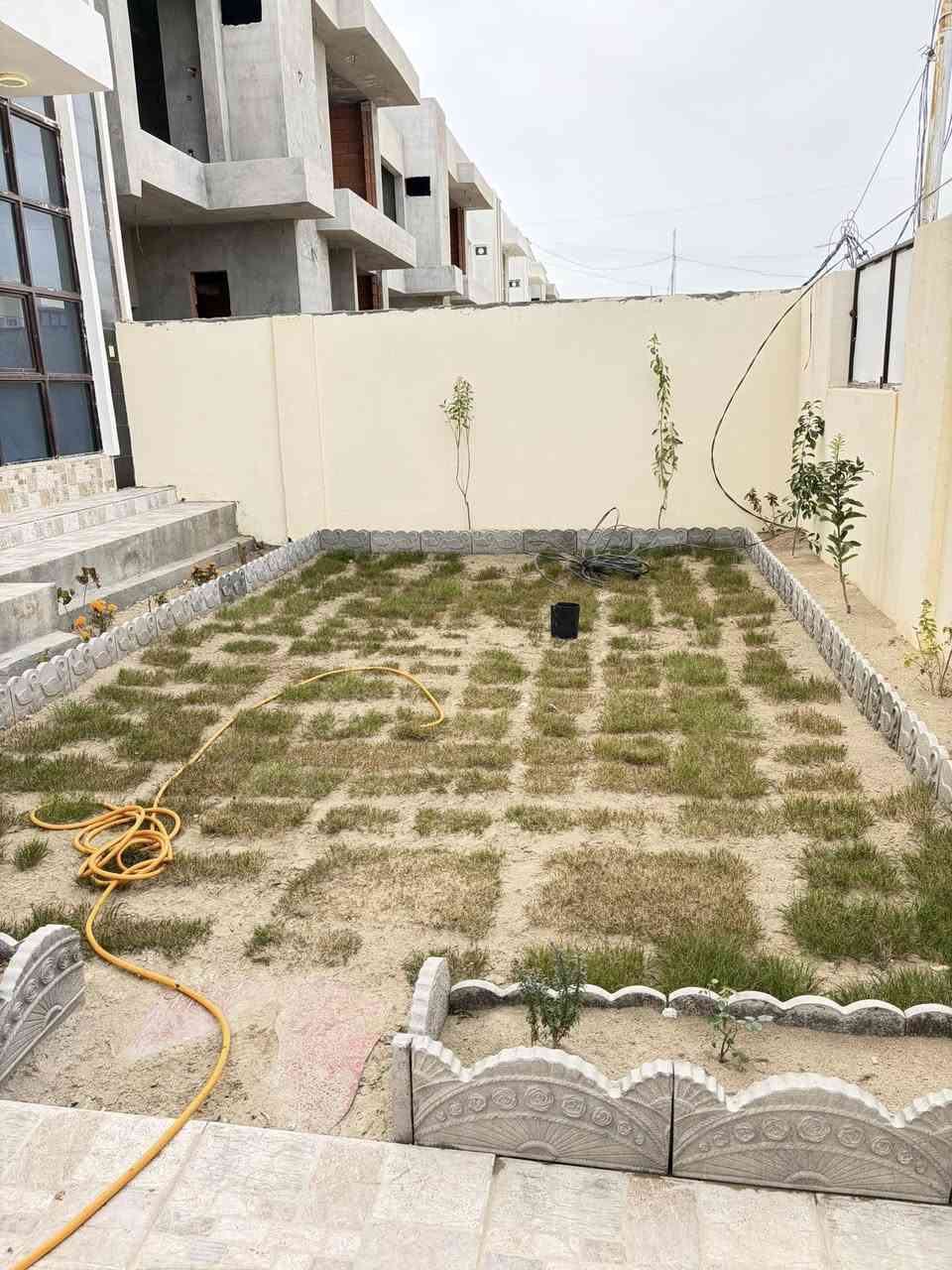 دار للبيع او مراوس بشقه
مجمع اليرموك مكون من 3 غرف وصاله 

واستقبال ومطبخ حار وبارد مساحه 300 م

السعر 175  مليون وبي مجال 

دفعه 75 مليون ولباقي اقساط كل شهر 500

للتواصل ☎️ ***********

*********** ☎️
