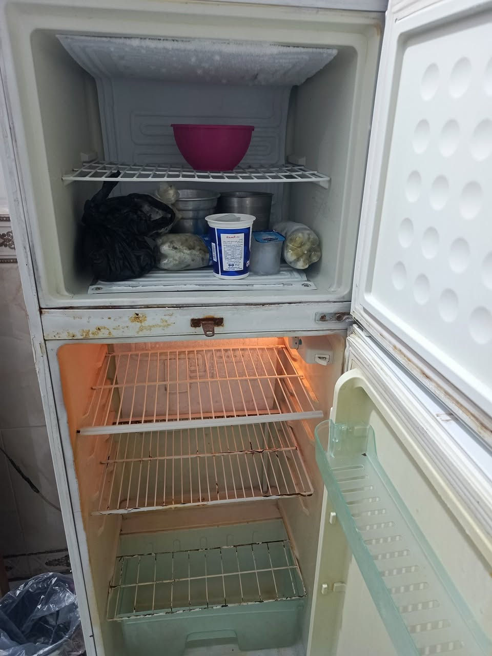 غراض بيت للبيع طباخ كريازي اوثلاجه كريازي اوتنور كهربائي وافراش اثري دي 4@4 اوزوليه3@4 للاستفسار *********** بي واتساب
