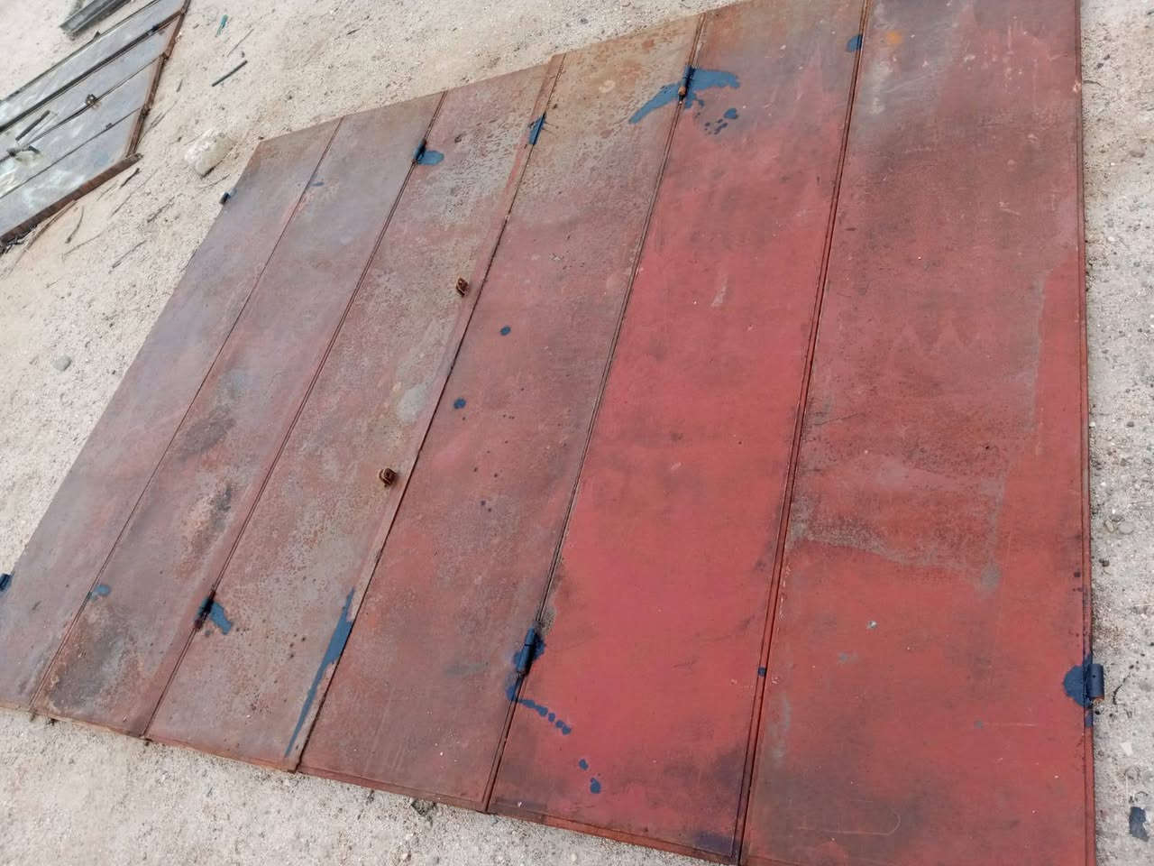 مكلف بالنشر هذا رقم راعيه ‏‪***********‬‏ باب محل عرضة مترين و80 وارتفاع مترين و30 نقصة چرچوبة حديد ثقيل مكانه سفوان
