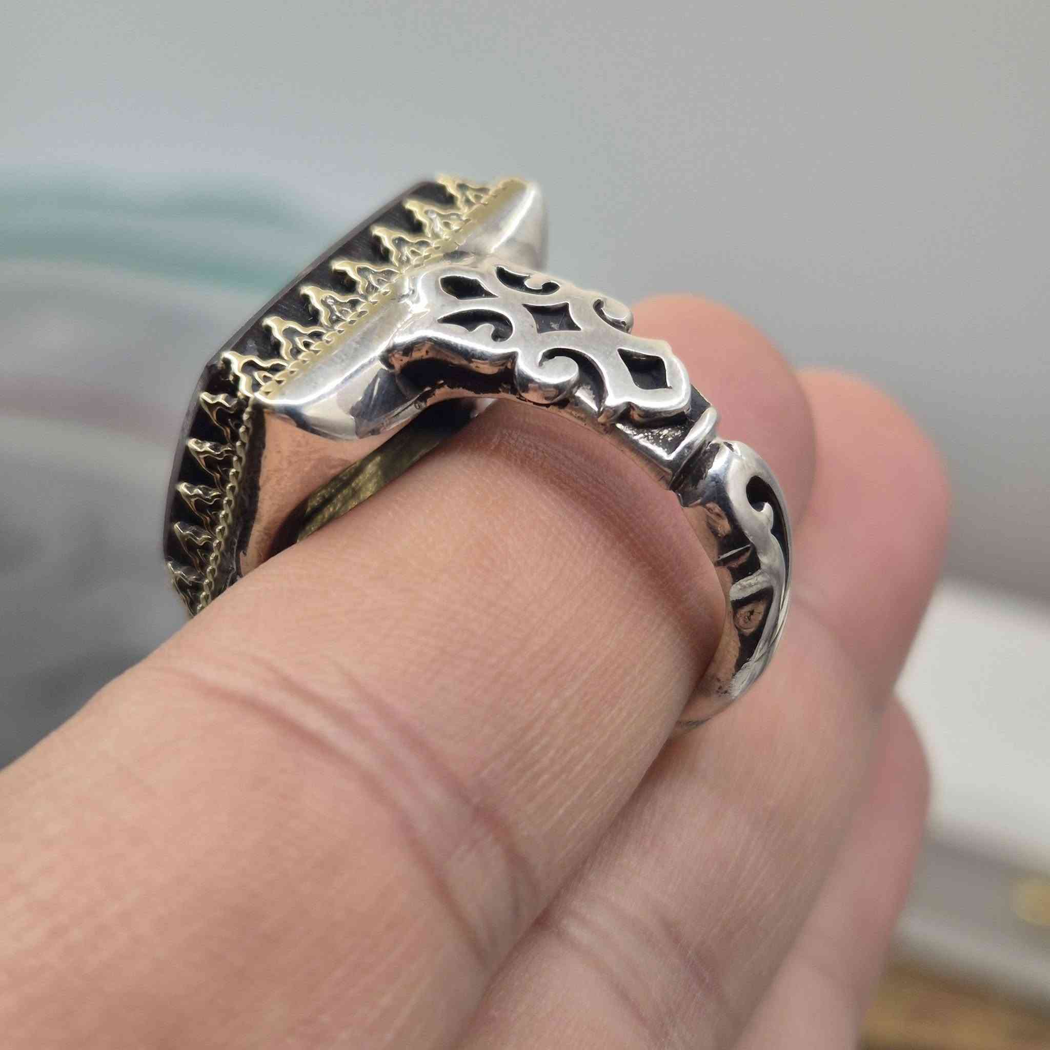 حياكم الله
شفة العبد الترابي ( العقيق اليماني )  
[ لا معالجة _ لا تجمير ] حــُر 
توثق المعلومات في كرت الضمان
حجم الفص [ 2.0 × 1.5 ] سم 
فضة ثقيلة عيار 930 / قياس 22 _ 23 
السعر ملائم بالنسبة لهيج قطعة فاخرة 

💳 كارت ضمان مختوم (أصالة المنشأ & غير معالج )
🚗 خدمة توصيل كل مناطق العراق
للإتصال و المراسلة : ***********

📍العنوان /  الكوفة _ شارع كوفة نجف الرئيسي _ مأكولات خوخة _ الشارع الفرع للمطعم
