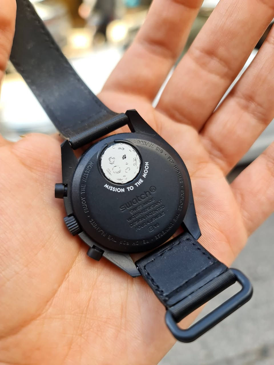 🚨🔥 فرصة لا تتكرر – قطعة نادرة لعشّاق الساعات 🔥🚨

⌚ ساعة OMEGA × Swatch

إصدار MoonSwatch المستوحى من أيقونة Omega Speedmaster

🌙 موديل قمري (Moonphase) نادر ومميز جدًا – من الإصدارات اللي عليها طلب عالي ووجودها بالسوق قليل

✨ مواصفات وتفاصيل الساعة:

حركة Quartz سويسرية دقيقة
وظيفة كرونوغراف (Chronograph) لقياس الوقت بدقة

عرض مراحل القمر (Moonphase) – ميزة فخمة ونادرة تضيف طابع مختلف 🔥

إطار Tachymeter لمحبي السرعة والستايل الرياضي
مينا أسود أنيق بتصميم عدادات جذاب

عقارب وأرقام بإضاءة ليلية (Luminous) لقراءة واضحة بالظلام

سوار قماشي (Fabric Strap) مريح للاستخدام اليومي

📌 الحالة: نظيفة جدًا – استخدام خفيف
📦 جاهزة للبس مباشرة
💰 السعر: لقطة مقابل الندرة والمواصفات
⚡ إذا بدك ساعة تلفت النظر وتعكس ذوقك – هاي اختيارك
🚀 الموديل نادر ومش دايمًا متوفر، أول الجادين إله نصيب

للتواصل على الرقم او على الخاص 0795472588 

✨️يرجى متابعة الصفحه لكي يوصلكم كل ما هو جديد ✨️⌚️


**إذا كنت صاحب هذا الإعلان وتريد حذفه لأي سبب، رجاءا أرسل رسالة إلى الدعم الفني**