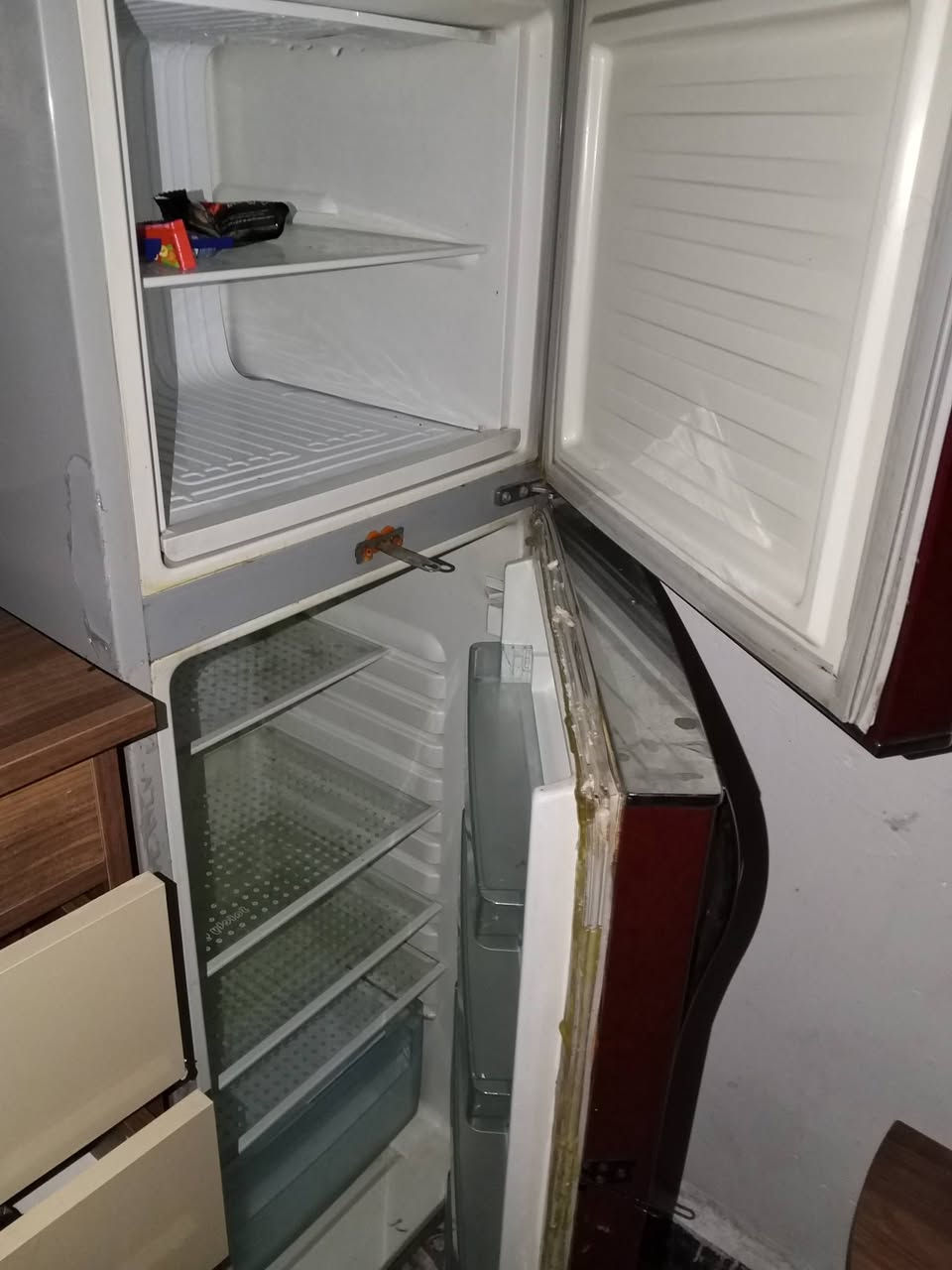 ثلاجه لللبيع نضيفه سحب ضعيف مكدر شغلها وبرودتها حلوه دقيق شغلها صورة فريز سعرها 125قفل ***********
