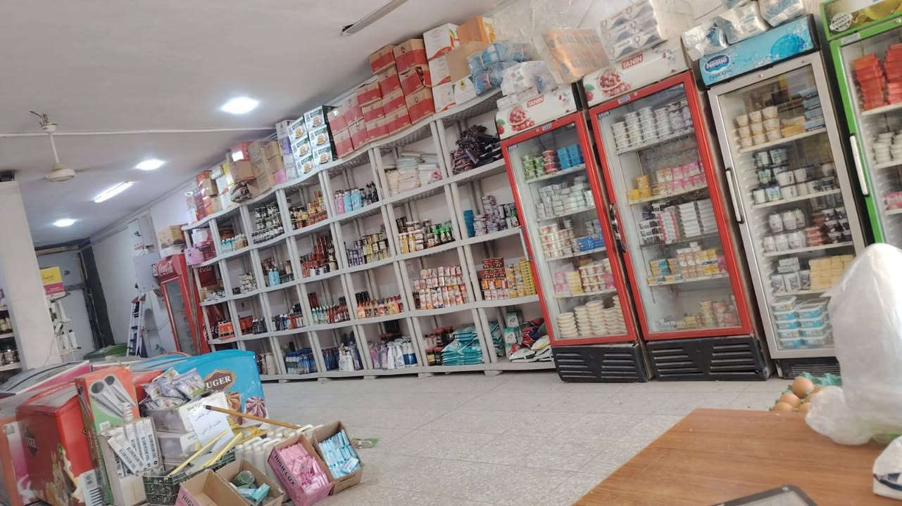 سلام عليكم ورحمة مكتب جمله للبيع السعر 14موقع العبيدي شهداء ثانيه
يحتوي عل براد 10طن 
عارظات عدد 12
سستم كامرات سستم كاشير وحاسبه وطابعه باركود وطابعه فواتير لمحل جاهز عوزه بس مسواك رقم الهاتف ***********
