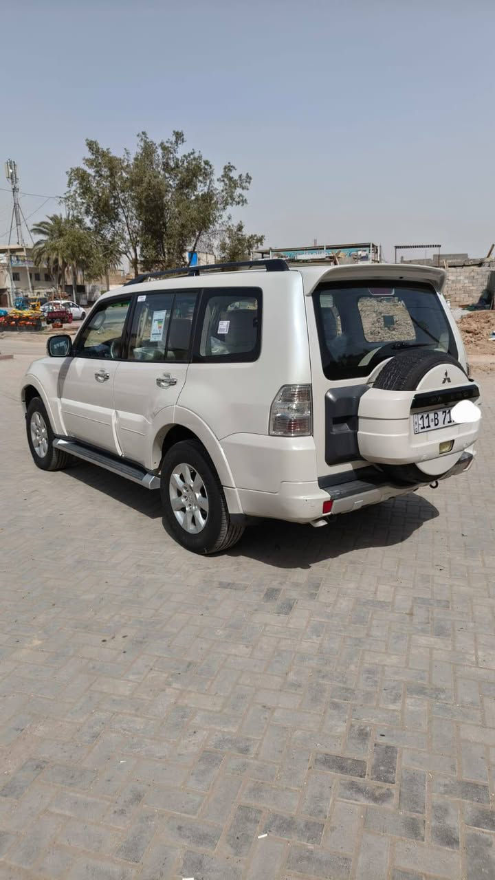 باجيرو موديل ٢٠١٠ مكفولة كفالة عامة لا ضربة ولا صبغ فول مواصفات حبتور تحكمات جيهتين حاكية حساس شاشة كامرة دوارة كشنات جلد وكهرباء فتحة سلايت زراك لايت ثلاجة دمام خلفي اشاير بلمري مري شفط وبيهة مواصفات اكثر مكينة وكير خير من الله صدر امامي وخلفي جدد تبريد ثلج تخم تايرات جدد كهربائيات كلهة شغالة سياره جاهزه من كل شي اي نقص مابيهة رقم بغداد الدولي الجديد بسمي سعر ١٤٧ وبيهة مجال للشراي للستفسار *********** عنوان بغداد البلديات
