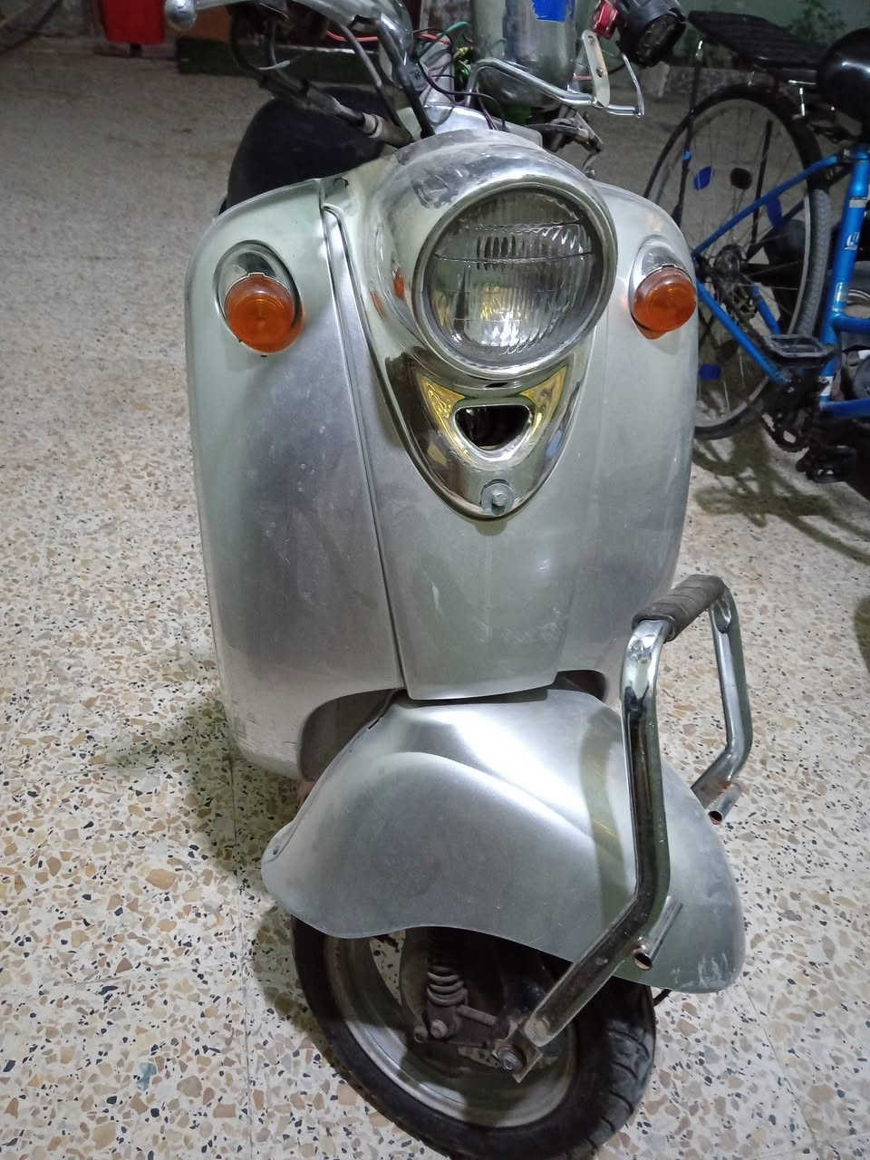 دراجة نوع (عبدالحليم)
لون (رصاصي) 
مكفولة كفاله مكينه، مبدل بيها بس (بستم والصالنصةمزروفة) غير هذن ماكو عطلات
هندر او سلف تشتغل 
السعر ٢٥٠ وبيها مجال للشراي
للاستفسار رقم الهاتف ***********.
