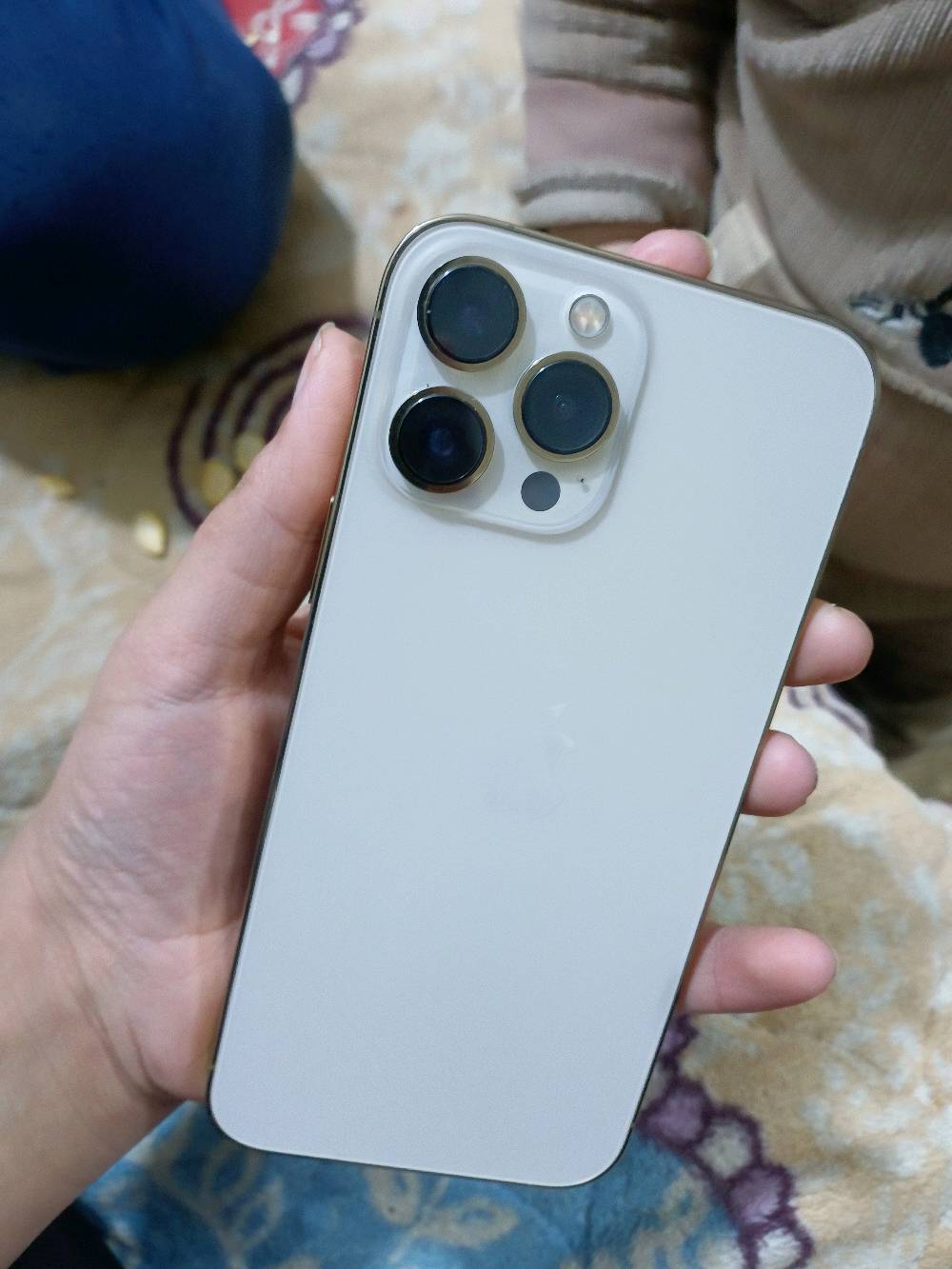 13 برو ماكس لون ذهبي ذاكره 512 بطارية 90%, جهاز نصيف خدش مابي الله شاهد استخدامه على ايد وحده اشتريته ب 755 مع الكفر والشاشه حمايه ، بعده ورقه الضمان موجوده ، + شاحنه اصليه 20W ويا ، اريد 725 الف قفله لاحد يكسر بسعره لان ولله بسبب ضرف اريد ابيعه . مكاني زعفرانيه