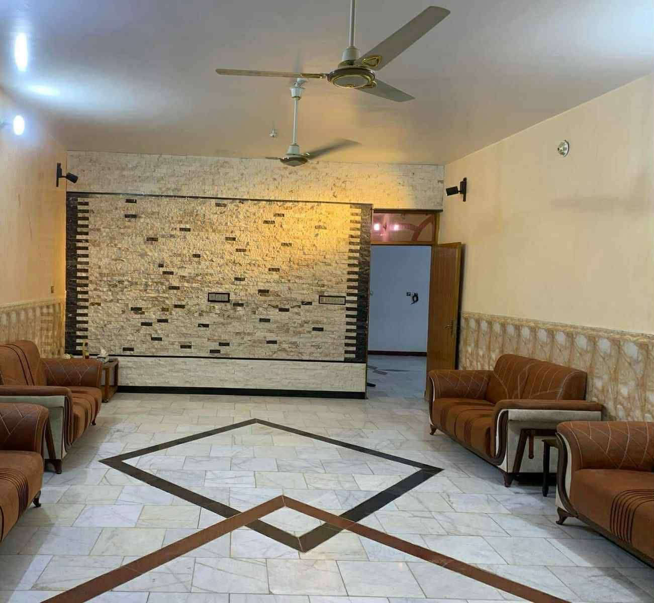 دار للبيع  في البيضاء بصف الانوار مساحه ٤٢٠ متر والسعر مناسب جدا واتساب موجود ***********
وجه البيت عل سده ماكو بناء كباله ركن عله شارع ١١ بصفه 
غرفتين نوم ٦/٤ 
مطبخ ٤/٦
هول ٩/٥
ستقبال ٩/٥
مجوعه صحيه غير مشتركه 
تواليت ٣/٢ 
حمام ٣/٢
البيت طابق واحد 
غرفة نوم واحده فوك ٦/٤ مع مجوعه صحيه مشتركه كامله 
كامل بورسلين جدار درجه اوله 
جدران مرمر ارضيات مرمر بيات درج مرمر***********
