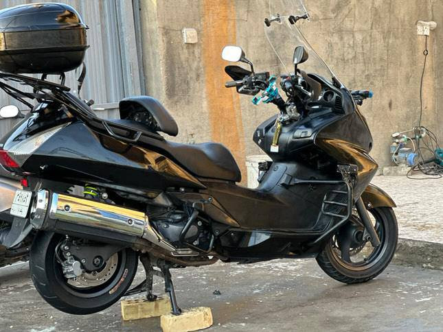 سلام عليكم هوندا سلفر ونج 400 رقم وسنويه بسمي 
مدرعه امريكي كلشي شغال بيه عنوان بغداد زعفرانيه شارع لبطل للستفسار ‏‪***********‬
