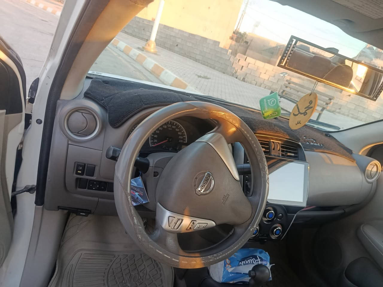 سني هندي موديل 2015 السياره جهزه صدر جديد تخم تايرات جداد تبريد ثلج بيها 3قطع برد والباب بي معجون ***********
