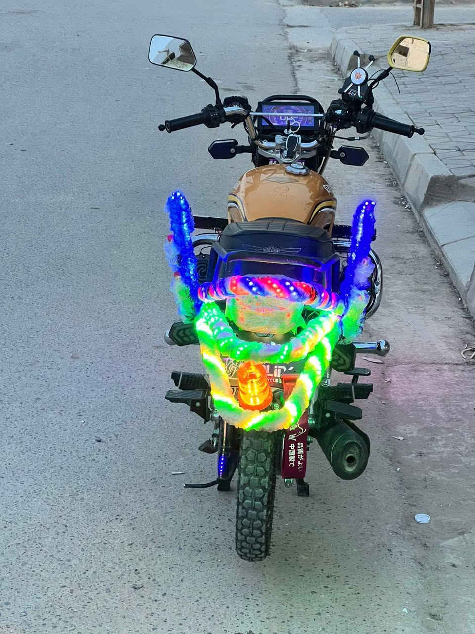 سلام عليكم دراجه للبيع موديل 24شكل 25 محرك 200 جاكوج دراجه ما ناقصه شي كماليات  مثل ما موضح بل صوره هورن جرس هورن دوج بصمه وحده أوراق 📝 موجوده وصل 840عندك زود تفضل مكاني القائم حصيبه  *********** تواصل مع صاحب الدراجه 
‏#ادمن حب وافق ❤️
