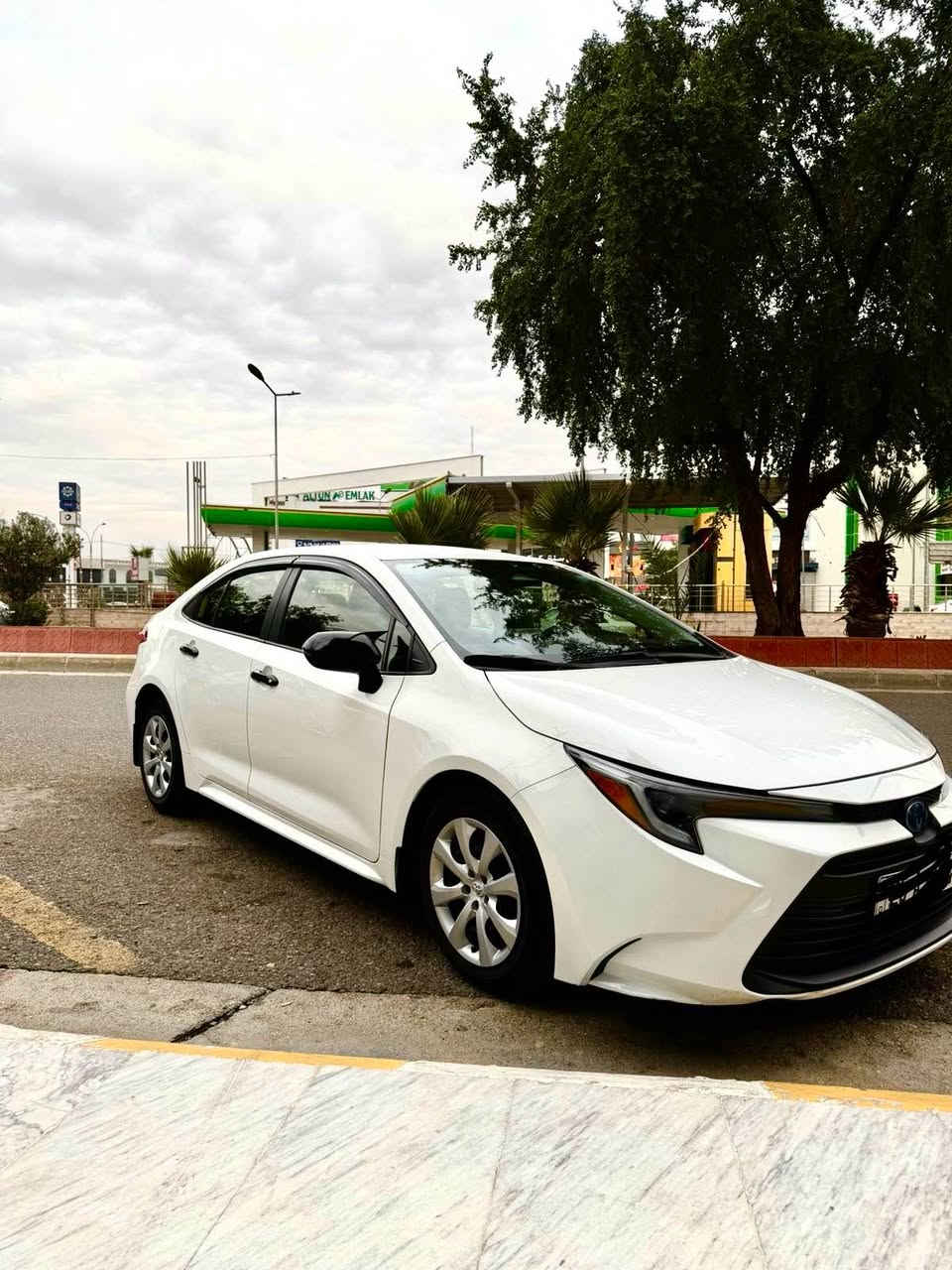 السلام عليكم 
كورلا هايبرد وارد امريكي كلين تايتل✅
موديل 2023 ✅
رقم كركوك الدولي سنويه جديده✅ 
بطاقه بنزين✅ 
مواصفات Le
Ev mode ،DRIVE MODEتحكمات استرين رادر امامي تحديد  مسار قياده ذاتيه ✅
مكينه(18) هايبرد وبنزين مرغوب✅
سياره اقتصاديه تفويله تمشي (900)كيلو او اكثر✅
ماشيه (72)الف ✅
ملاحظة 
سياره كلين بدون حادث ولا رصعه بجسمها ولا بارد✅
مكان سياره كركوك تسعين, سعر( 180)
ممتواجد بالفيس شراي يتصل للرقم *********** كركوك, العراق
