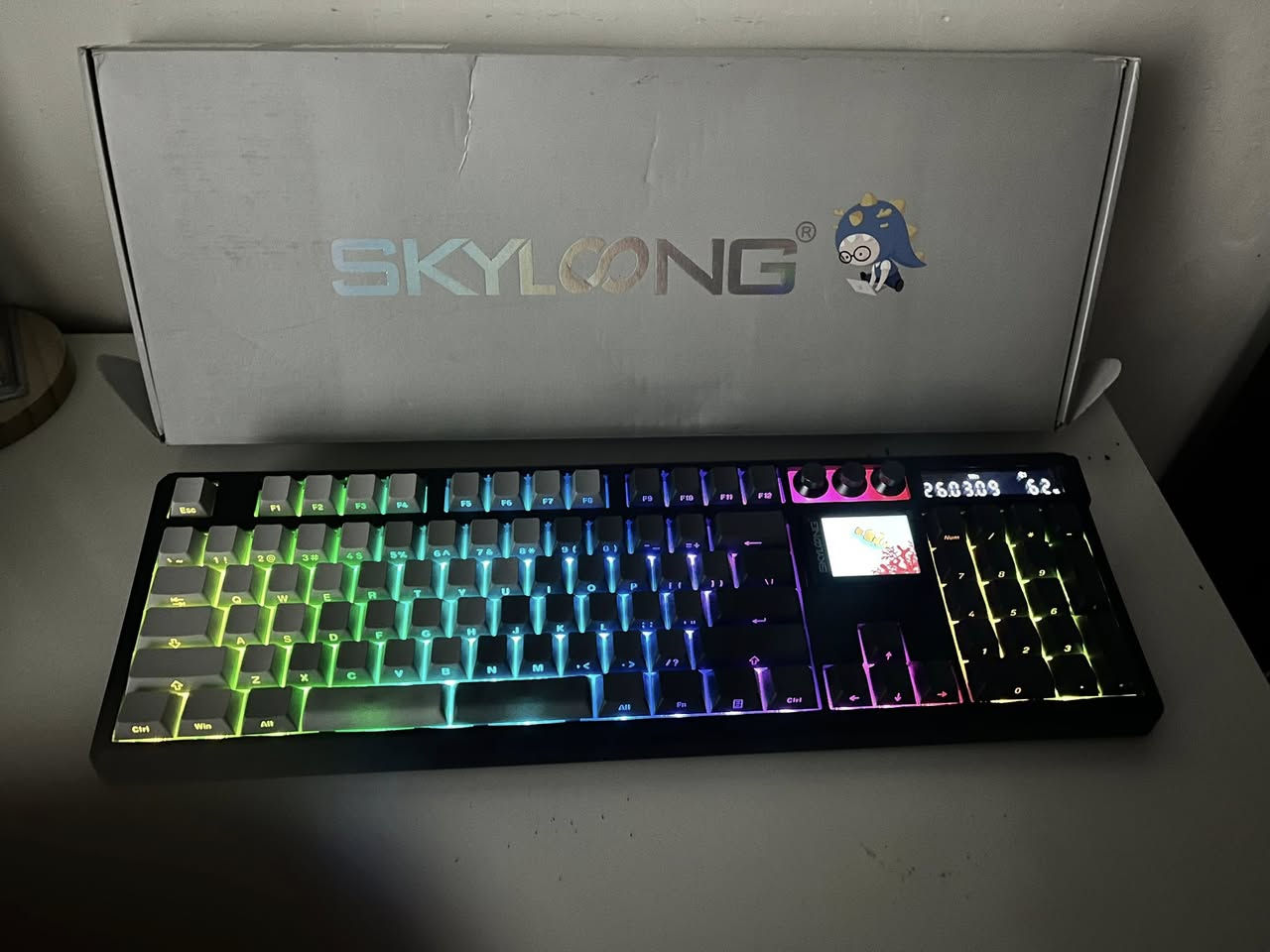 هذا الجهاز هو لوحة مفاتيح ميكانيكية من شركة SKYLOONG، وتتميز بالآتي:
إضاءة RGB قابلة للتخصيص بشكل كامل تحت المفاتيح.
شاشة LCD صغيرة مدمجة تعرض حالياً التاريخ "26.03.09" ورسماً متحركاً.
مقبض دوار (Knob) بجانب الشاشة للتحكم في الوسائط أو الإضاءة.
اعلى سعر ابيع


**إذا كنت صاحب هذا الإعلان وتريد حذفه لأي سبب، رجاءا أرسل رسالة إلى الدعم الفني**