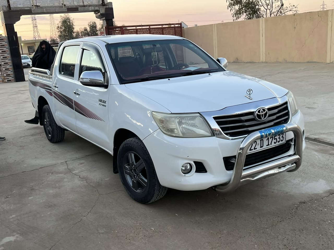 سلام عليكم 
بكم هايلوكس للبيع 
موديل 2012
كير ومحرك شرط 
بيه صبغ جوه بك لايت شبر وبيه بارد شويه 
السعر 185 وبيها مجال للطيبين 
الرقم ***********
