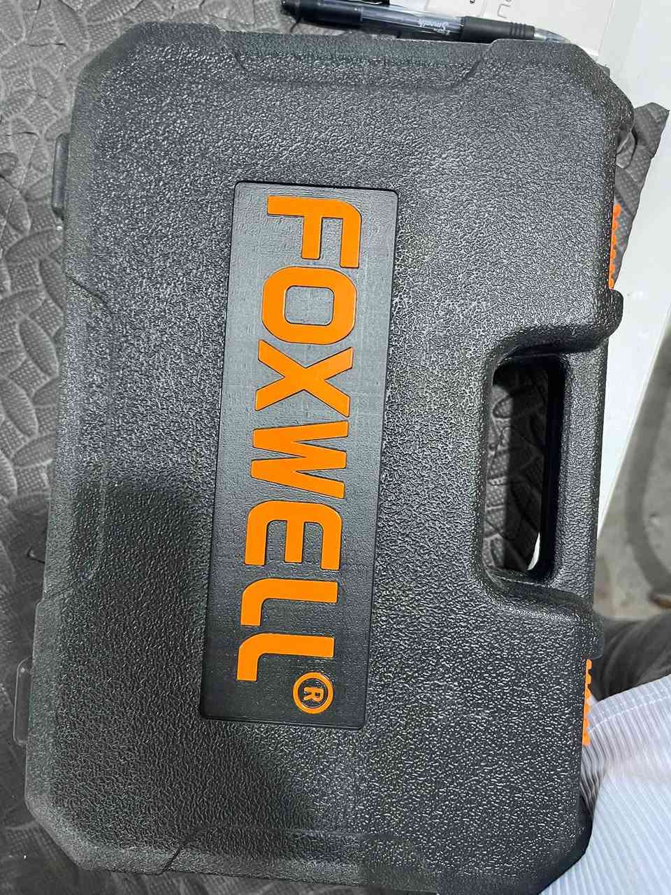 يعد FOXWELL AutoMaster Pro من أجهزة فحص السيارات الاحترافية، حيث يعتمد على منفذ OBD-II للتواصل مع كمبيوتر السيارة وتشخيص الأعطال بسرعة ودقة.

أهم المميزات

✅ قراءة ومسح أكواد الأعطال (DTC).

✅ عرض بيانات السيارة المباشرة (Live Data) مثل:

* سرعة المحرك (RPM)
* درجة حرارة المحرك
* جهد البطارية
* استهلاك الوقود
* ضغط الهواء
* حساسات الأكسجين وغيرها.

✅ إطفاء لمبة فحص المحرك (Check Engine) بعد إصلاح العطل.

✅ فحص شامل لوحدات السيارة حسب نوع السيارة، مثل:

* المحرك (Engine)
* ناقل الحركة (Transmission)
* نظام ABS
* الوسائد الهوائية SRS
* أنظمة الثبات وغيرها (حسب دعم السيارة).

وظائف الصيانة

يوفر الجهاز عدداً من الوظائف المهمة مثل:

* إعادة ضبط تغيير زيت المحرك (Oil Reset).
* إعادة ضبط فرامل EPB الإلكترونية.
* إعادة ضبط حساس زاوية المقود (SAS).
* إعادة برمجة حساس ضغط الإطارات TPMS.
* إعادة ضبط البطارية (Battery Reset).
* تجديد فلتر جسيمات الديزل DPF.
* معايرة بوابة الهواء (Throttle Adaptation).

تختلف الوظائف حسب موديل السيارة وسنة الصنع.

مميزات الجهاز

* شاشة ملونة كبيرة وواضحة.
* واجهة سهلة الاستخدام.
* سرعة في قراءة الأعطال.
* يدعم تحديثات البرامج.
* تصميم متين مناسب للاستخدام في الورش
***********
سعر ١٢٠ الف قفل
