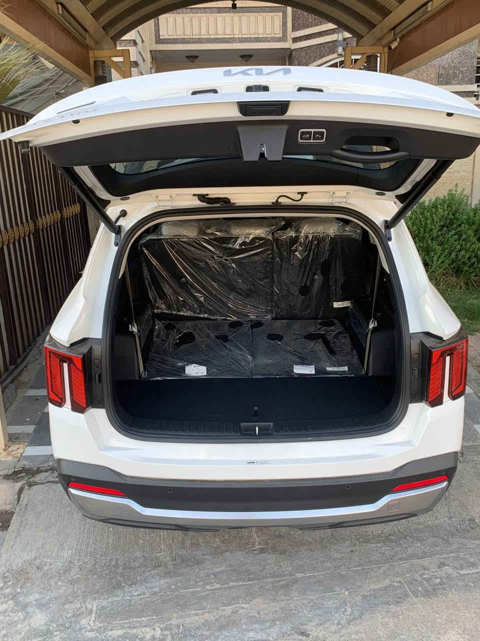 🚘 كيا سورينتو 2024 بنرامه داتشو 
KIA SOREN2024 🚘

📃 اليكم المواصفات👇🏻

🚘 خليجي  
🚘 موديل2024
🚘 حجم المحرك V6 3.5L 
🚘 مرتبط بناقل حركة أوتو 8 نمر
🚘 يبلغ عزم الدوران 331 نيوتن / متر 
🚘 بقوة 268 حصان 
🚘 داتا شو 
🚘 رادار
🚘 مفتاح التشغيل بصمة 
🚘 تشغيل عن بعد 
🚘 فتح الصندوق كهرباء 
🚘 دفع ثنائي FWD
🚘 اريل نفكيتر 
🚘 حساسات أمامية 
🚘 حساسات خلفية 
🚘 لايت زينون + LED 
🚘 كشافات 
🚘 بك لايت LED 
🚘 دخول بصمة ذكي 
🚘 حجم الاطار 255/45R20 
🚘 اشارة في المرايا الجانبية 
🚘 المرايا قابلة للطي كهرباء 
🚘 ماسحة خلفية 
🚘عدد AIR BAG 2
🚘 كير ماوس 
🚘 هاند بريك كهرباء 
🚘 ا ABS 
🚘 دشبول شاشة ديجيتال 
🚘 شاشة Apple Car play 
🚘 كاميرا دوارة
🚘 الانارة الداخلية LED 
🚘 مقود جلد حياكة  
🚘 شفتات مقود 
🚘 مثبت السرعة Cruise 
🚘 المودات والاوامر الصوتية 
Bluetooth 🚘
🚘 شاحن هاتف Wireless 
🚘 مخرج منفذ الطاقة 
🚘 فحص نظام السيارة 
🚘 انارة داخلية LED محيطية 
🚘 تتسع المقصورة ل 7 ركاب
🚘 المقاعد مخمل لون أبيض 
🚘حركة المقاعد الأمامية كهرباء 
🚘 مثبت مقعد الطفل ISOFIX 
🚘 تبريد شاشة لمس مناخين منفصلين 
🚘 3 قطع تبريد 
🚘 أوضاع القيادة Drive Mode 
🚘 أوتو هولد Auto Hold 
🚘 نظام مانع الانزلاق 
🚘 نظام نزول المنحدرات 
🚘 بردات أبواب خلفية 
🚘 تطعيم الدواخل ألمنيوم 

📐 أبعاد ومقاسات السيارة📐
📏 الطول   478  cm     
📏 العرض  189  cm
📏 الارتفاع  167  cm

السعر 320 مجال بصيط

للاستفسار ع الرقم ***********
