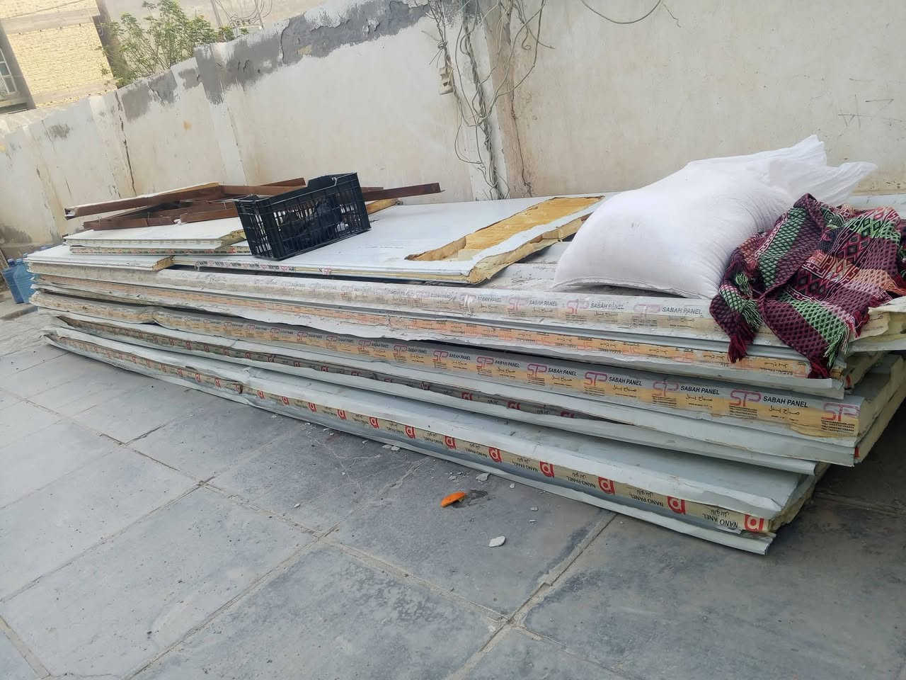 سلام عليكم كميه سندويج مستعمل بس جديد للبيع ابيع الكميه كلها أساسه كرفانات
***********
