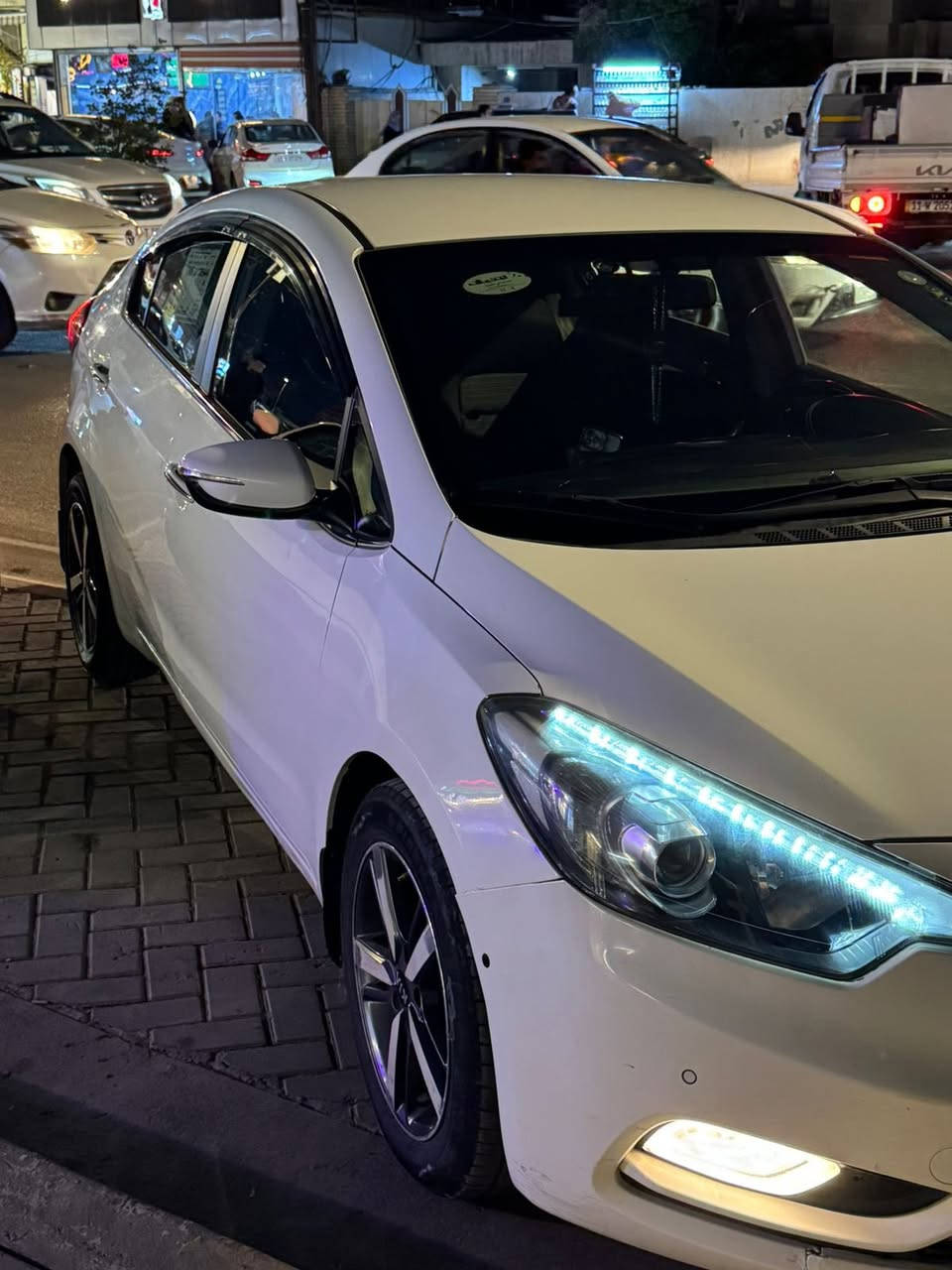 السلام عليكم
للبيع او مراوس بجالنجر 
سيراتو 2014 خليجي ماشيه 160 الف رقم اربيل الجديد بسمي تحويل مباشر او وكاله السياره على ايدي من الوكاله مالك واحد فقط 
مكينه 1.6 كير 6 نمر نظيفات جدا 
شفتات بلستيرن 
لد امامي خلفي 
لايت عدسه 
شاشه اعطال
شاشه كار بلي واندرويد اوتو وكامره دواره ومسجل البلادي موجود شغال 
ثلاثه وضعيات ستيرن ثكيل ولوسط والخفيف 
مثبت سرعه وتحكم ستيرن كامل 
وحساسات امامي خلفي 
واشاير بلمري ومري شفط اوتو 
تبريد قطعتين تبريد ثلج ❄️ وتدفئه شغاله بدون نقص
تخم تاير جديد وبطاريه جديده وصدر نظيف وفيتبم نظيف وعليها ادامه كامله مغلفه كاعيه جلد 
السعر 125 وبيها مجال للطيبين للاستفسار 
***********
