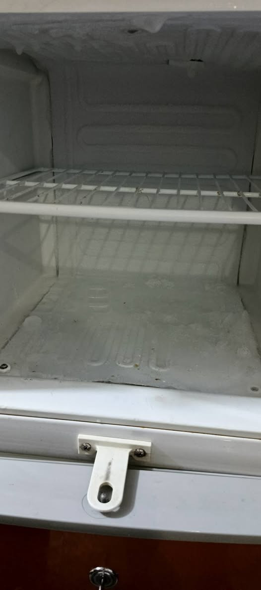 ثلاجه للبيع تبريد شغال والفريز ثلج السعر خاص للستفسار ***********
