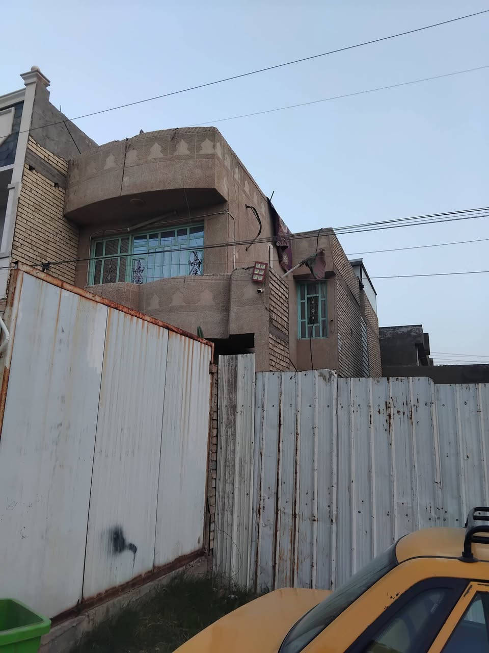 بيت للبيع طابقين سند 25 مساحه 100م نزال 20 م واجهه 5 م يحتوي الطابق الاول طرمه + محل خارجي سندويج   صاله +حولي + غرفه نوم + حمام
الطابق الثاني 2 غرفه نوم + حولي + حمام 
طابق الثالث يحتوي على غرفه نوم سندويج + سطح 

الموقع حي الحسن العسكري الزراعي مقابيل مدرسه التاجي الواجهه على الشارع مقابيل المدرسه 
للاستفسار الاتصال على 
***********
قاسم ابو محمد
