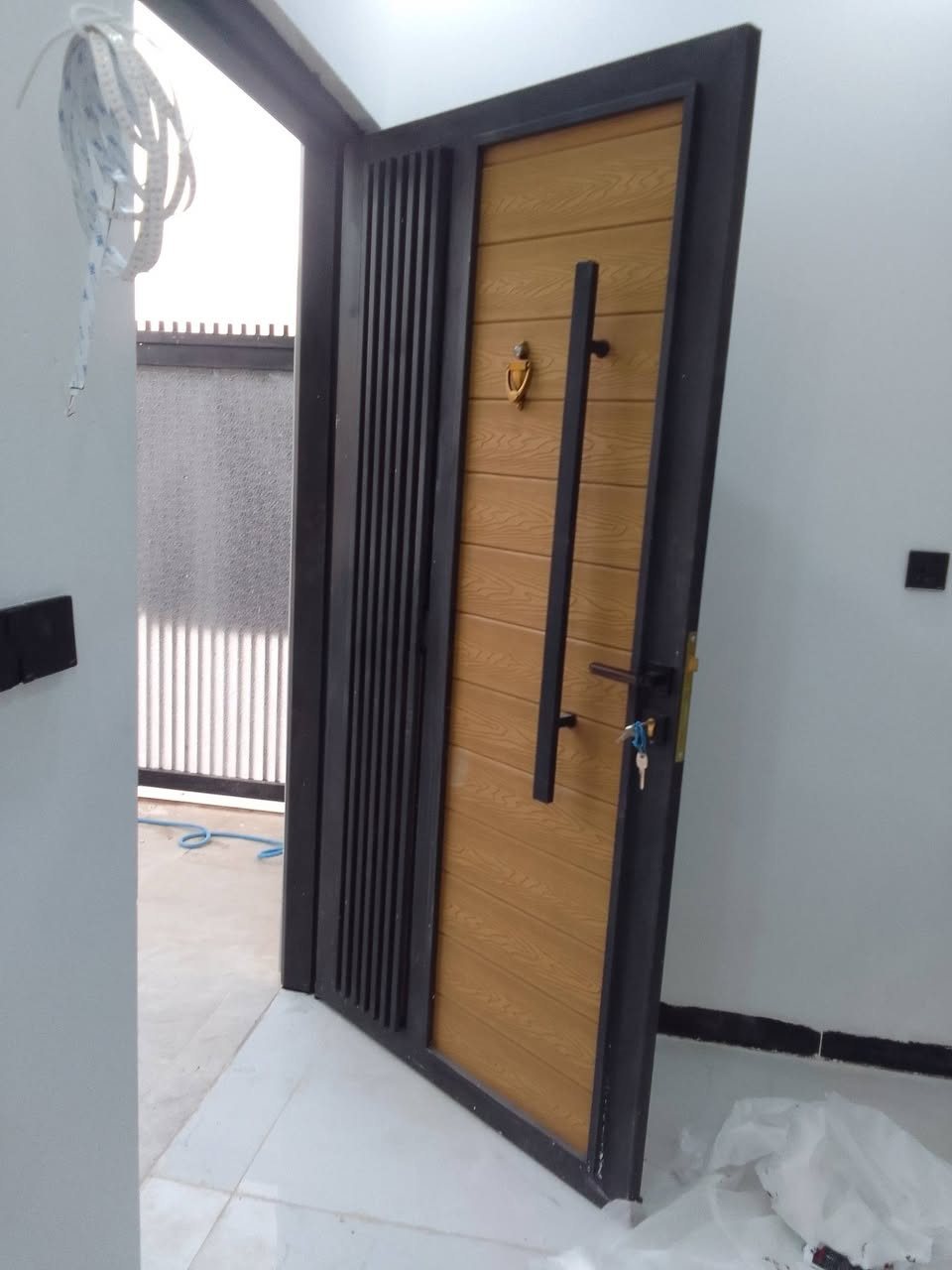 باب قاصة بديل الخشب قوي ولونة مايروح وظمان حلو تريد نقد تريد بالقصط وسعرنا مناسب لان ماعندي ايجار حدادة الاستاذ *********** خابر وادلل
