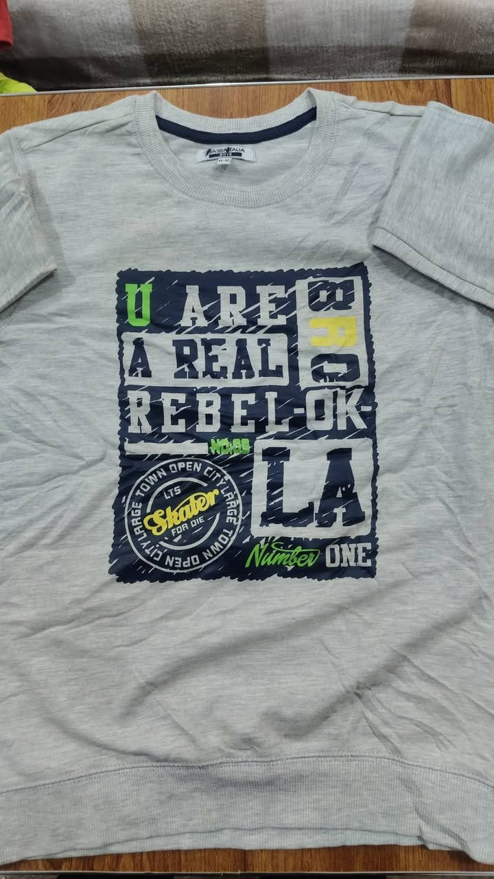 تيشيرت ولادي + بناتي
سويترات ولادي + بناتي 
قطع جميلة شي احلى من الثاني 
 بسعر 2000 دينار للقطعة
العنوان واسط قضاء العزيزية يوجد توصيل داخل العزيزية 
***********
