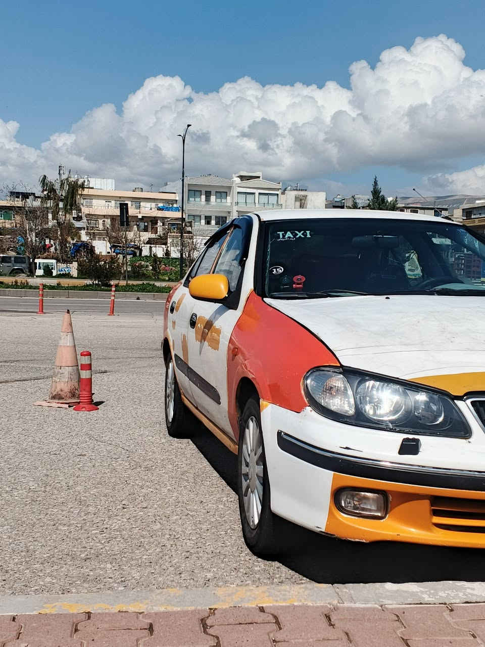 بە نا وی خوای گەورە 
سە نی 2001..3بارجە ی سلیمانی بە شە رتی غرامە و ئە وە لیات...گێر عادی گیرو مە کینە و کلاج وعەینە ی بە شە رت مە کینە ی هە ڵمی دە می نیە...کارە بای کامل مە زبوتە لە بلاجکتورە وە تا گلۆبی ناو سنوق...تایە و ویلی لوکە 2مانگە خراوە تە سە ری. تە برید ساردو گە رم بە شە رت .. کامل جوانکاری بۆ کراوە سە رداشبوڵ سینگی داشبوڵ دە رگاکانی لالون شە فاف لیدی بە قاج گوشن گاعی تی گیراوە تە وە... ناو سندوقی تی گیراوە تە وە ... شاشەی ئایباتی باریک کامل سیستە مە ی سە وتی بو بە سراوە ئمبی فایە ر..بیش و دوا لیدراوی نیە....تە قە ورە قە ی نیە تازە داگیراوە...جە مە لخی لای سە کن لە گە ڵ دەرگای سە کن لیدراوی هە یە بی ناو گرتن...سە یارە کە مالی دۆستە 250 دینار مە سرە فی نیە ... لە سلیمانیم *********** فایبە ر وە تس ئە ب ... رە سمی تە ویشم داناوە..... سیعری خوار هە موو بازار 76 و مە جالیشی تیایە..
سوباس بو ئە دمینی گول
