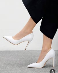 احذية نسائية • احذية رجالية • مقاسات مختلفة