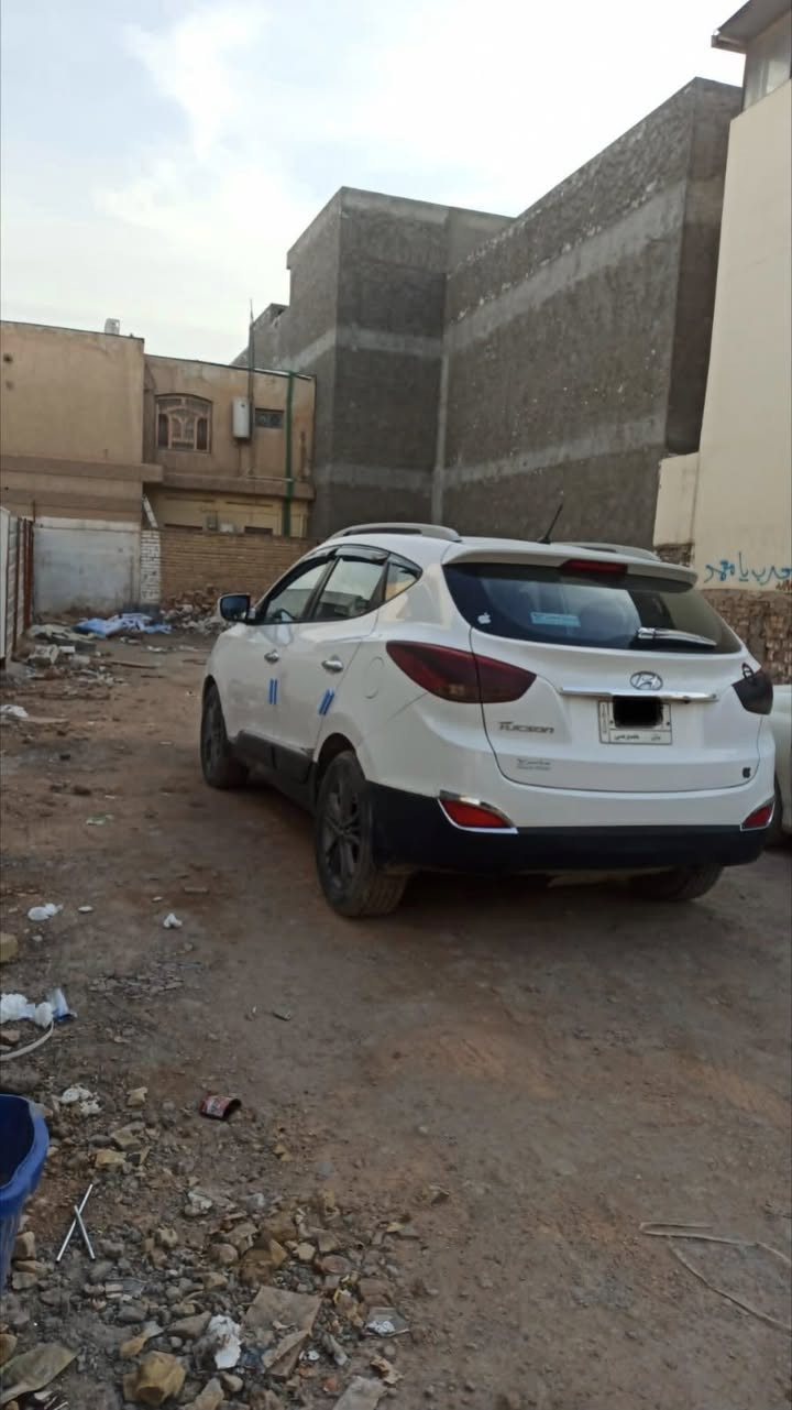 هونداي توسان 2015 خليجي
سياره تعتبر مكفوله عدى بارد بسيط بالباب 
محرك 2000
ويل حجم 18 
لايت لد 
كشافات 
شاشة كبيره أندرويد 
كامرة خلفيه 
جام أوتو 
تحكمات يتيرن 
دواخل لونين 
ماشية 130 
كير محرك تبريد حداديه مكفولات  
سياره كلش نظيفه وحلوه بالواقع
رقم بابل بأسمي
***********
