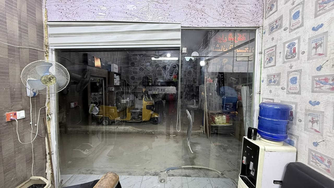 سلام عليكم جام خانه عرض 2/87طول 2/50.     براد كراسي ثنين جام ثنين ميز وسط جهاز بوخار برته جام خانه 2متر مغسله  تخم ثنين واحد منهم مكسورن الرجل للمعلومه الميوزه بدون غراض بس خشب  ومرايه ابيعلك ما ابيع مفرد ابيعه كله سعر 800وبي مجال ***********
