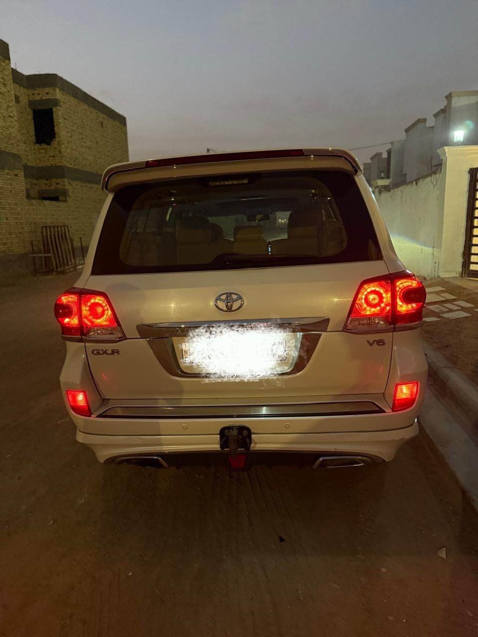 لاندگروز جكسارة للبيع موديل 2015 لون ابيض 
حجم المحرك4000
(V6)فتحة تحكم ستيرن دفع رباعي وقفل اكسل . شاشة كبيرة كشنات تحكم 
كهرباء تشغيل عن بعد أبواب بصمة 
السيارة نظيفة كلش حدادية حلوه تايرات تخم جديد گير مكينة ضمان 
السيارة بيها بارد زغير بالمدگر الأمامي وبعده مامسويه يعني تشوفه بعينك 
والباقي كفالة عامة السيارة رقم بغداد بس مكان السيارة بصرة وتحويل ثاني يوم غيرمتواجد على الفيس 
رقم المبايل ***********
السعر 390 ورقه البصرة, العراق
