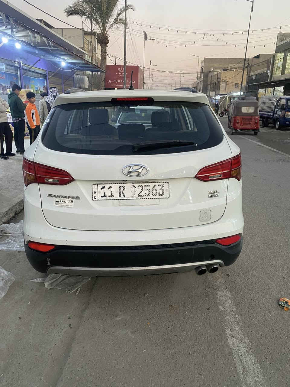 السلام عليكم لبيع سنتافي خليجي فول مواصفات موديل 2015 رقم بغداد بسمي  ماشية 111قابلة لزيادة سيارة مال بيت مكان السيارة بغداد  السعر 185 وبيها مجال 
***********
