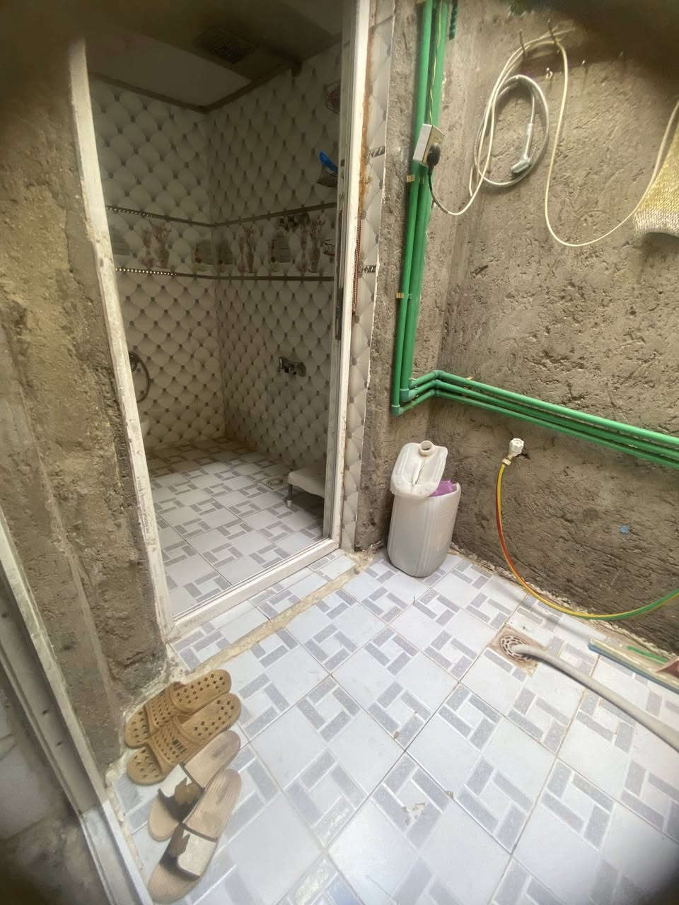 البيت مساحته (90)متر بناء جديد متكون من غرفه وصاله واستقبال ومطبخ وطارمه وصحيات داخليه وخارجيه 
العنوان
الكوفه شارع علوة الفحل العام قرب مكتبة حب الوطن
يبعد عن شارع العام 75 متر
سعر 
(30)
للاستفسار *********** متوفر واتساب 
بيع مستعجل ياريت الشراي يتصل
