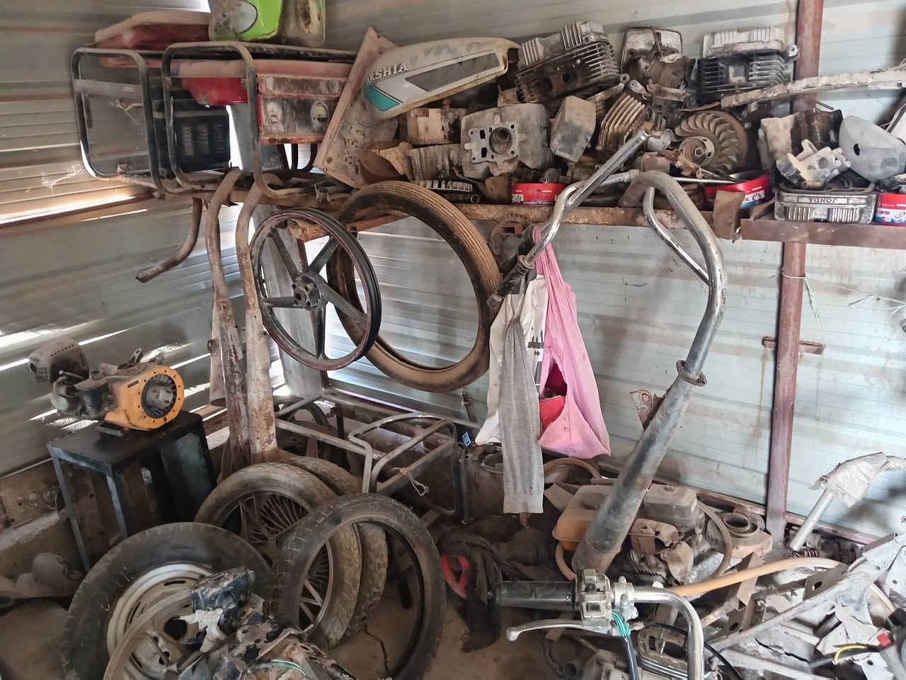 السلام عليكم جونده شغاله للبيع. وغراض تفصيخ للبيع للتواصل ***********
