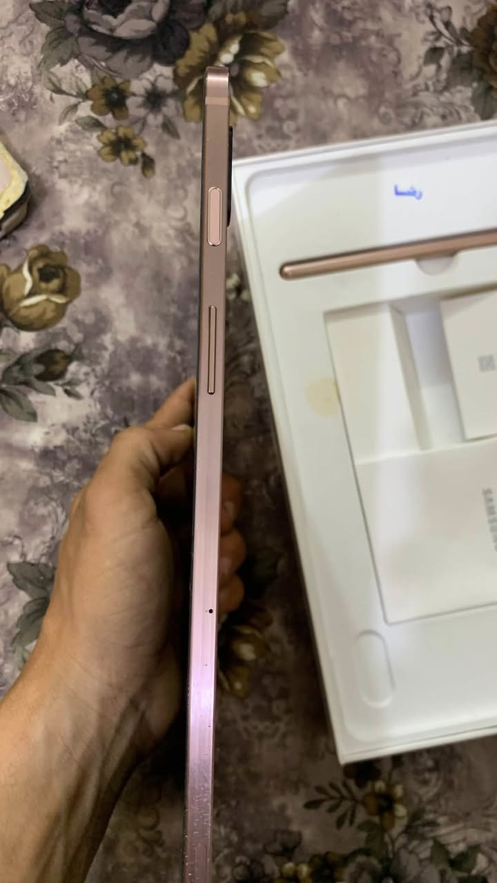 السلام عليكم للبيع
 Samsung Galaxy Tab S7
1- حجم شاشه 11 انج
2- نوع LTPS LCD
3- يدعم HDR10+    S    Pen
4- معدل التحديثات 120Hz  
5- سعه التخزين128
6- سعه البطاريه8000
7- الون برونزي/ وردي معدني
 8-معالج سناب دراكون
9- يدعم نظام الكيبورد والابتوب رسمي 
امانه الله الايباد نضيف واستخدام كلش قليٰݪ وغراضه كامله  وغير مستبدل اي قطعه ومكفول كفاله عامه رايده300 وبي مجال بسيط الي مهتم يدخل ***********
